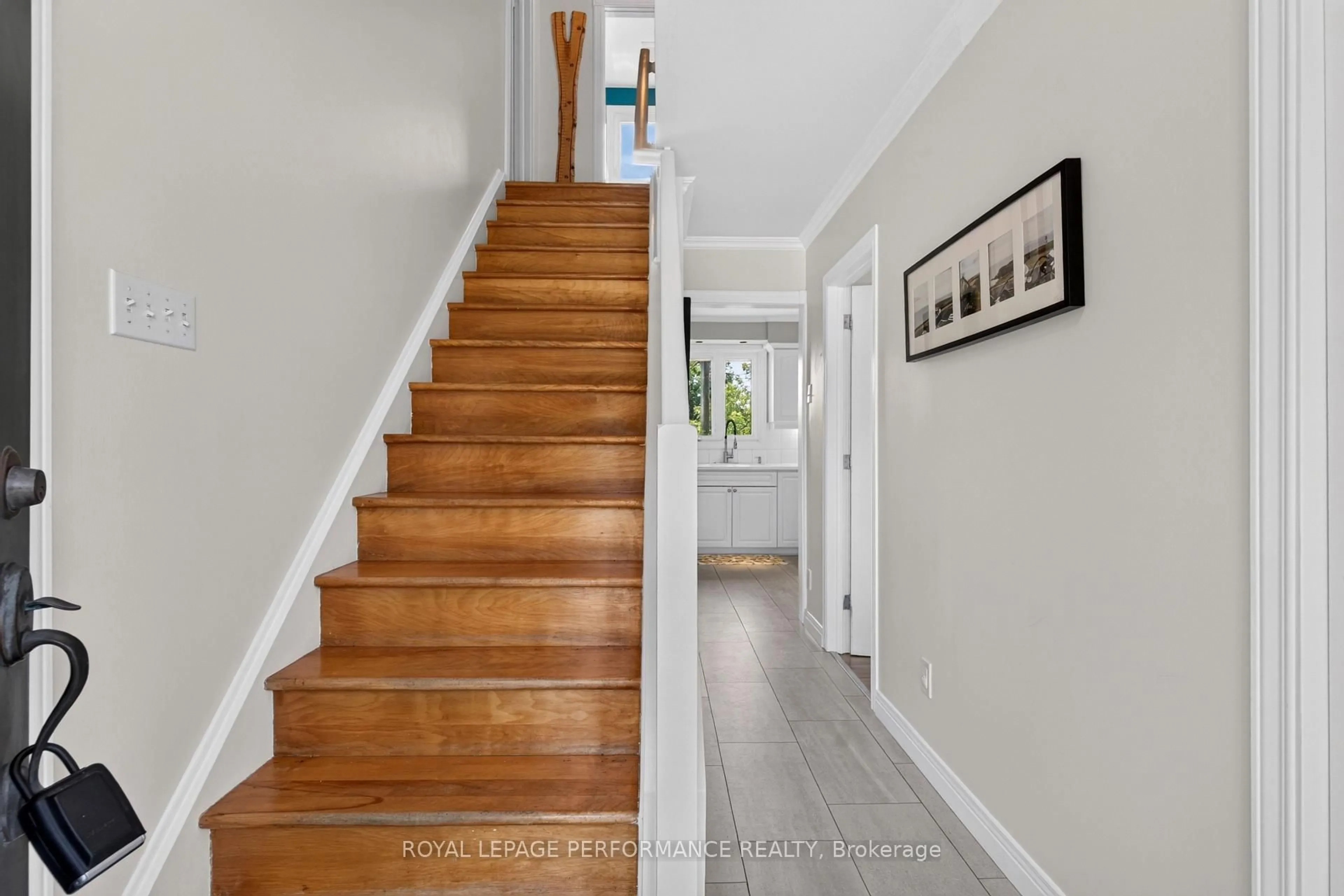 Indoor entryway for 1808 Russell Rd, Ottawa Ontario K1G 1L5