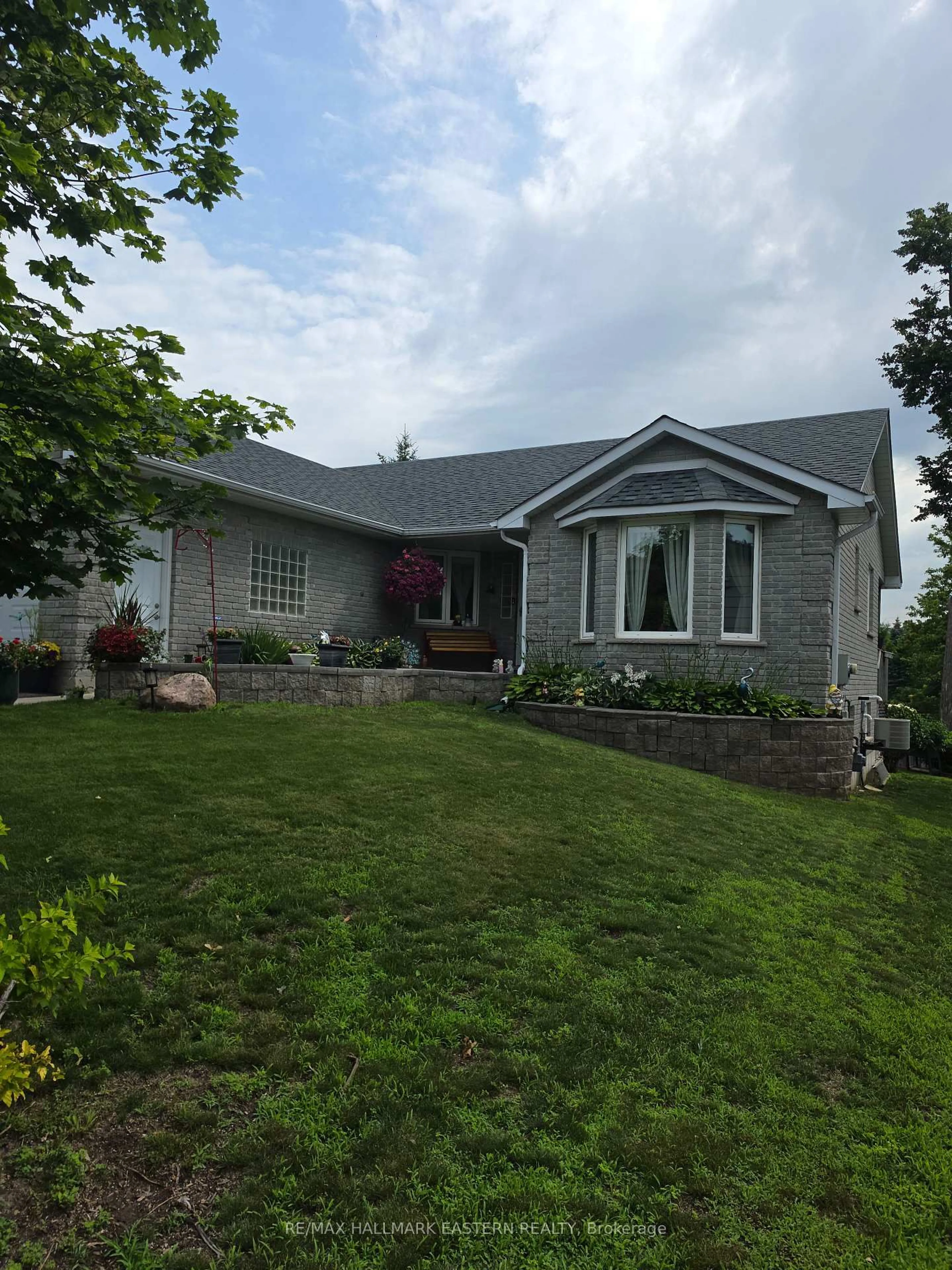 Home with vinyl exterior material, unknown for 990 Silverdale Rd, Peterborough Ontario K9J 7W6