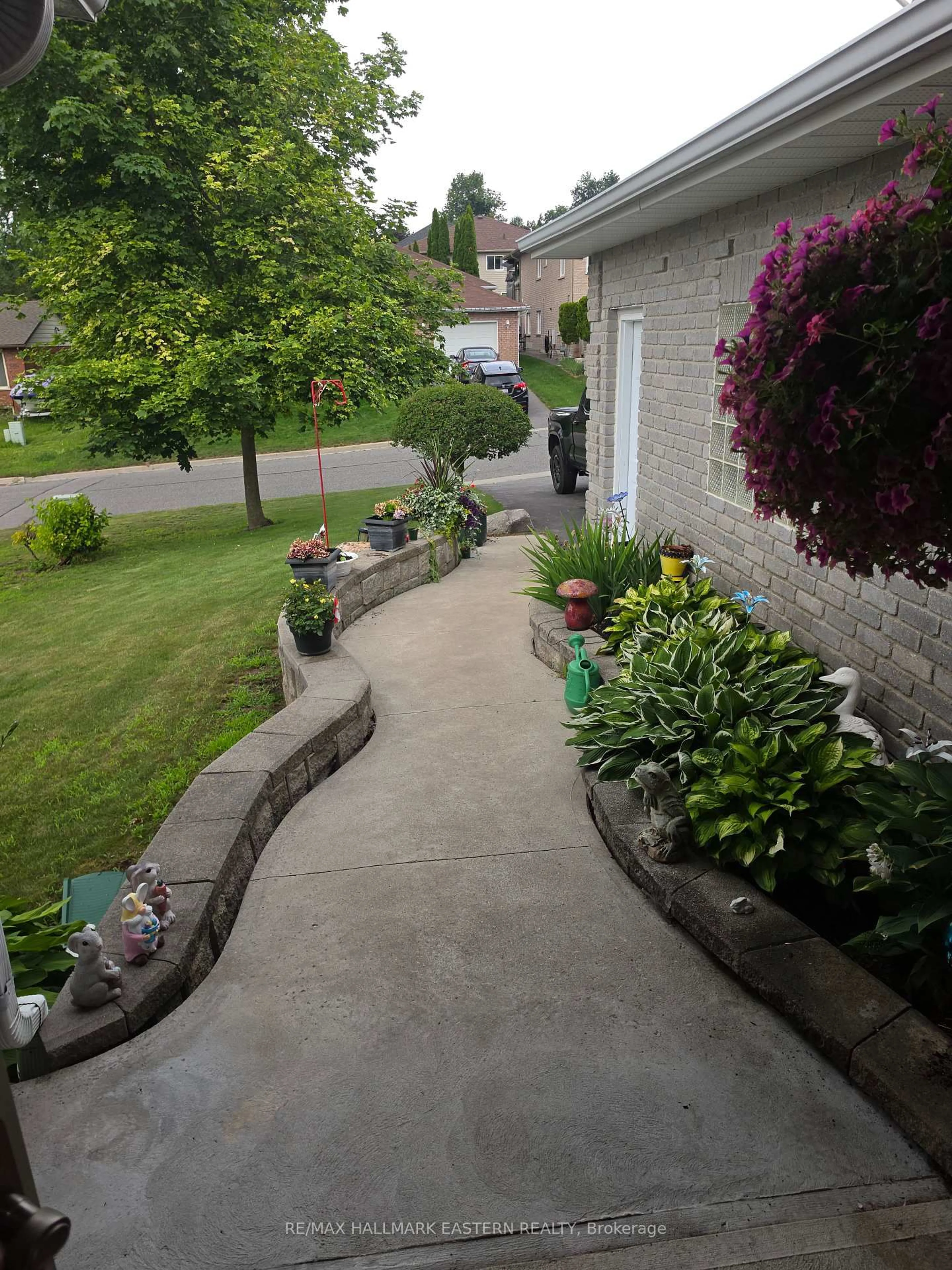 Patio, street for 990 Silverdale Rd, Peterborough Ontario K9J 7W6