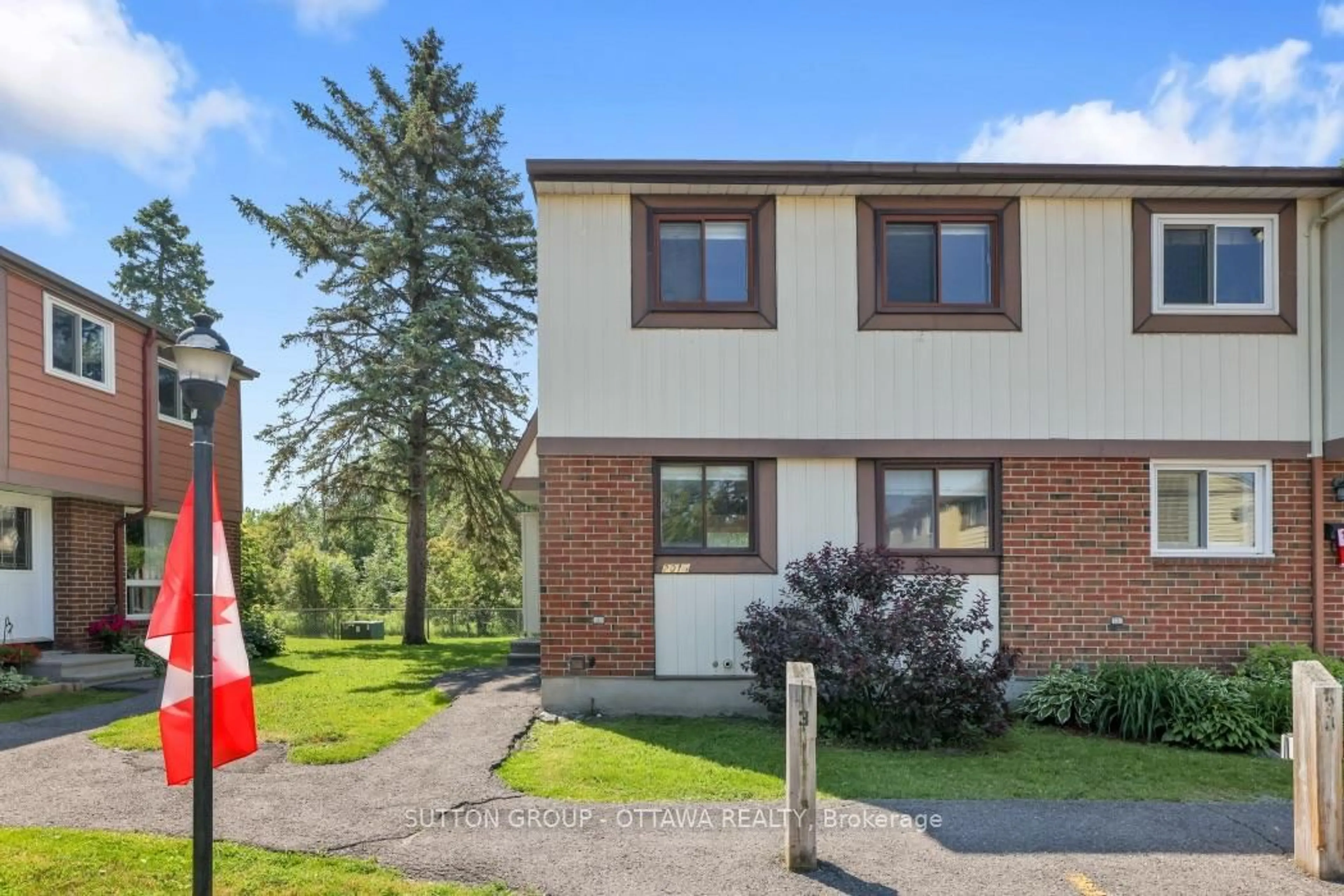 A pic from outside/outdoor area/front of a property/back of a property/a pic from drone, street for 2014 Falkirk Cres, Ottawa Ontario K1B 4Y7