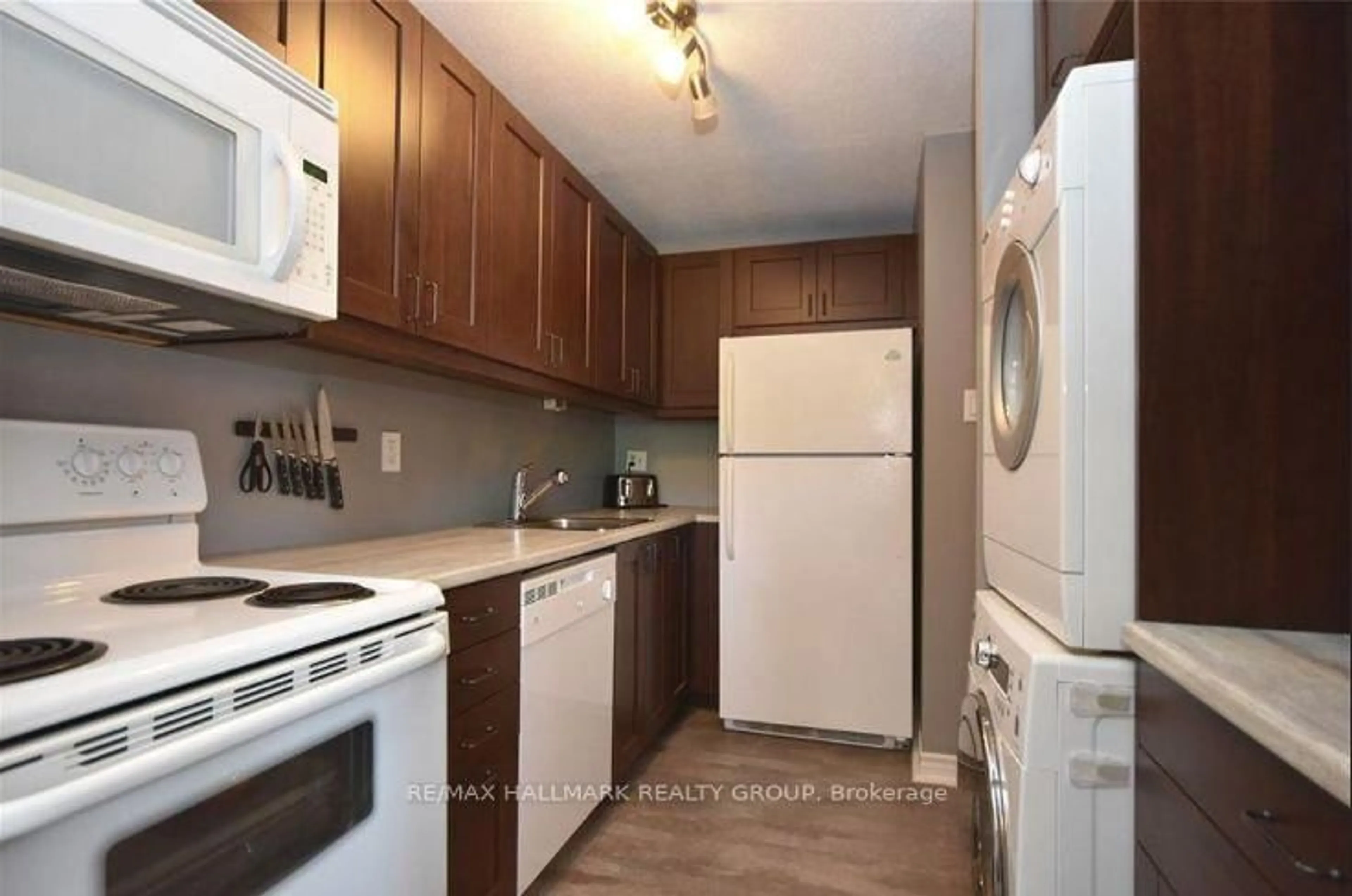 Standard kitchen, unknown for 14 Sweetbriar Circ #1, Ottawa Ontario K2J 2K4