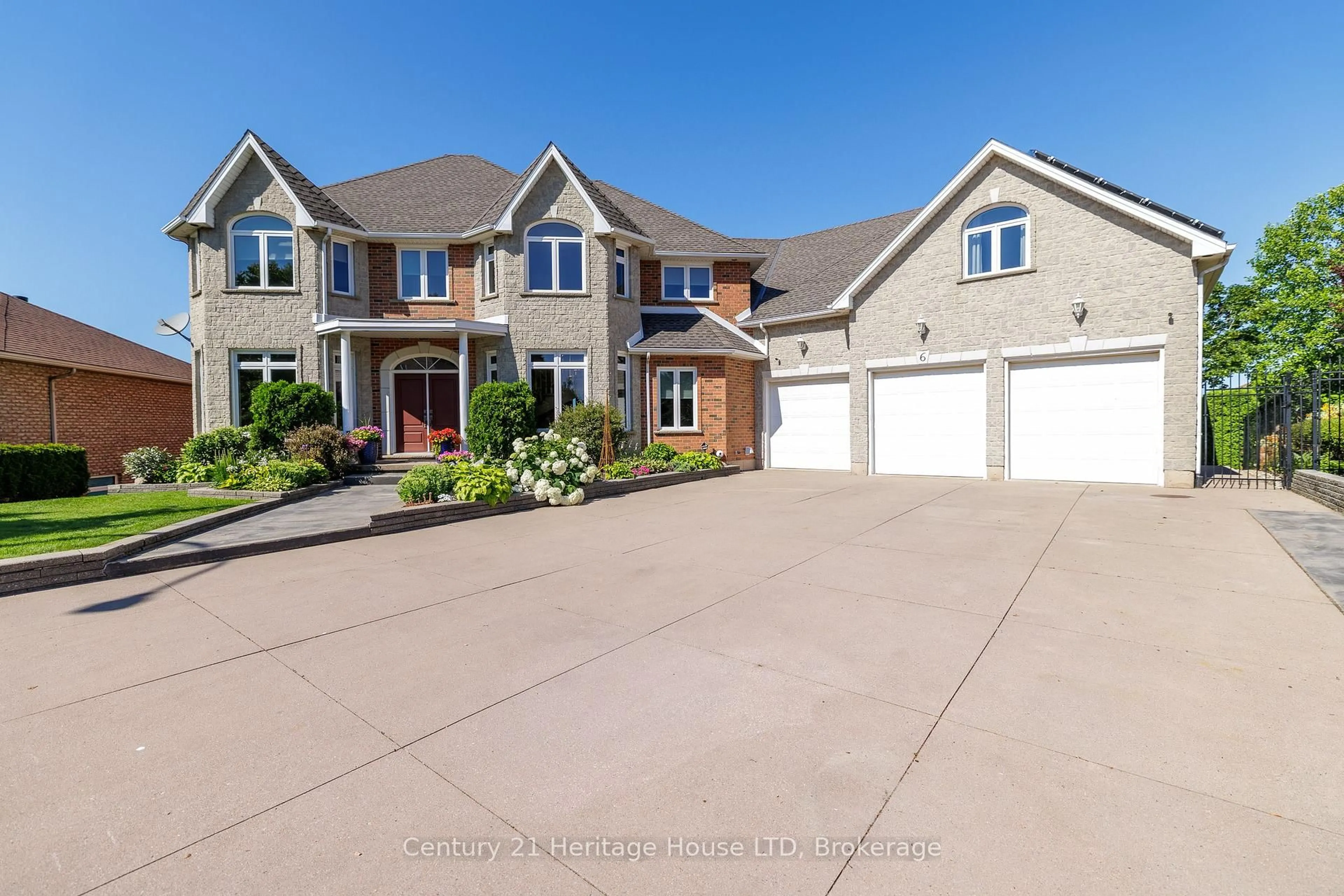 A pic from outside/outdoor area/front of a property/back of a property/a pic from drone, street for 6 Jacob's Landing, Grimsby Ontario L3M 5G7