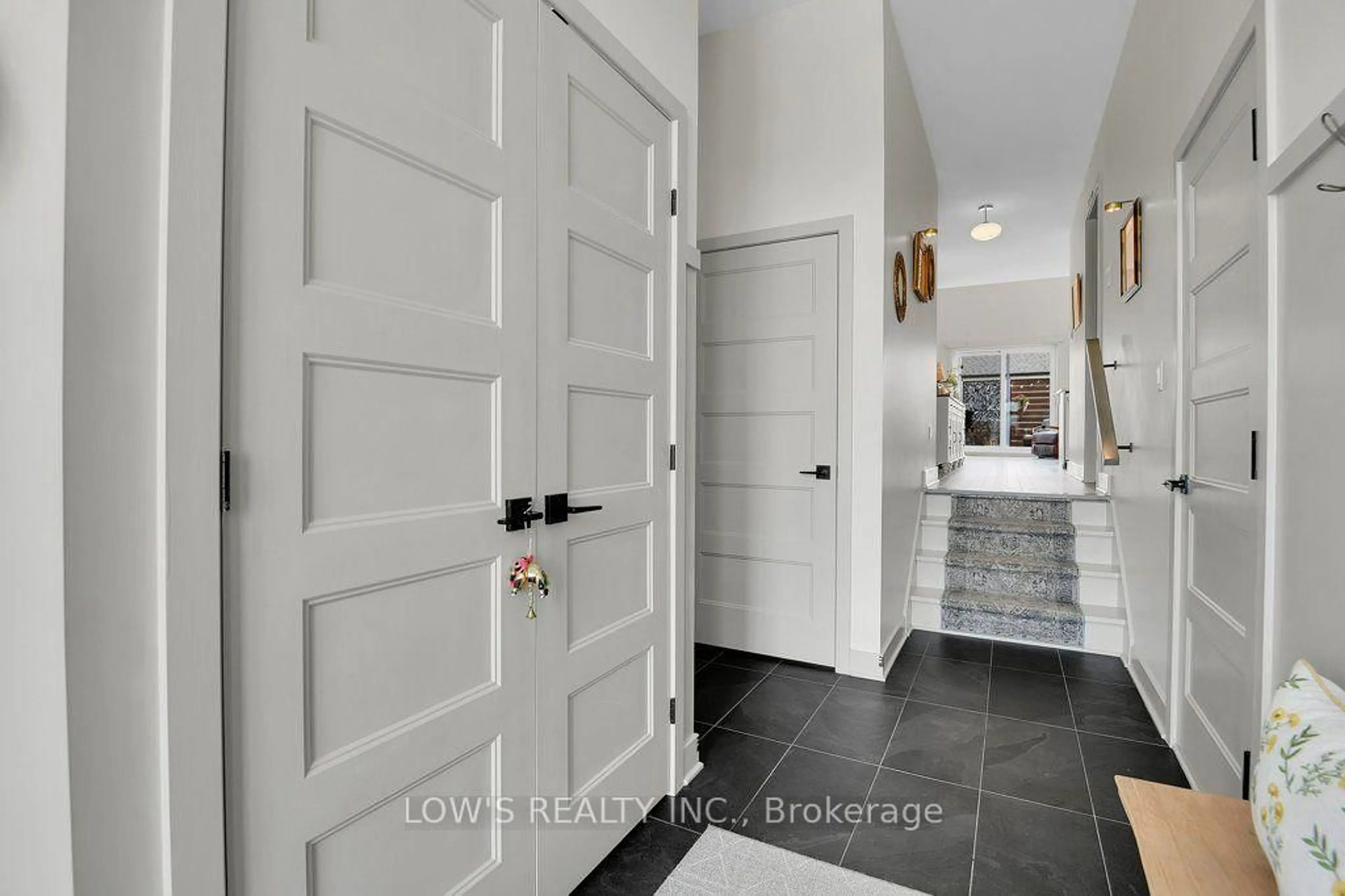 Indoor entryway for 193 Higginson St, Champlain Ontario K0B 1R0