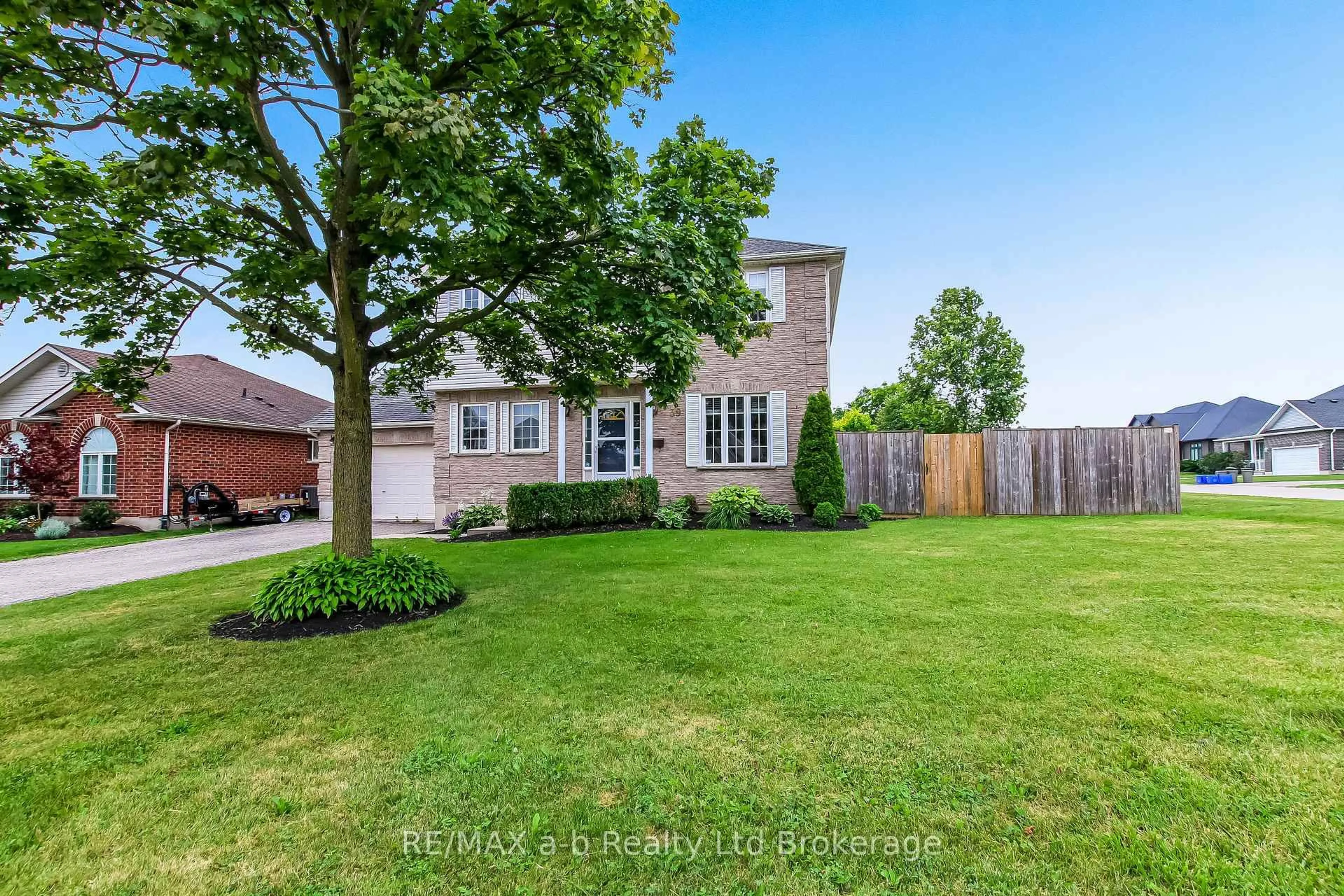 A pic from outside/outdoor area/front of a property/back of a property/a pic from drone, street for 39 Primrose Dr, Tillsonburg Ontario N4G 5S7