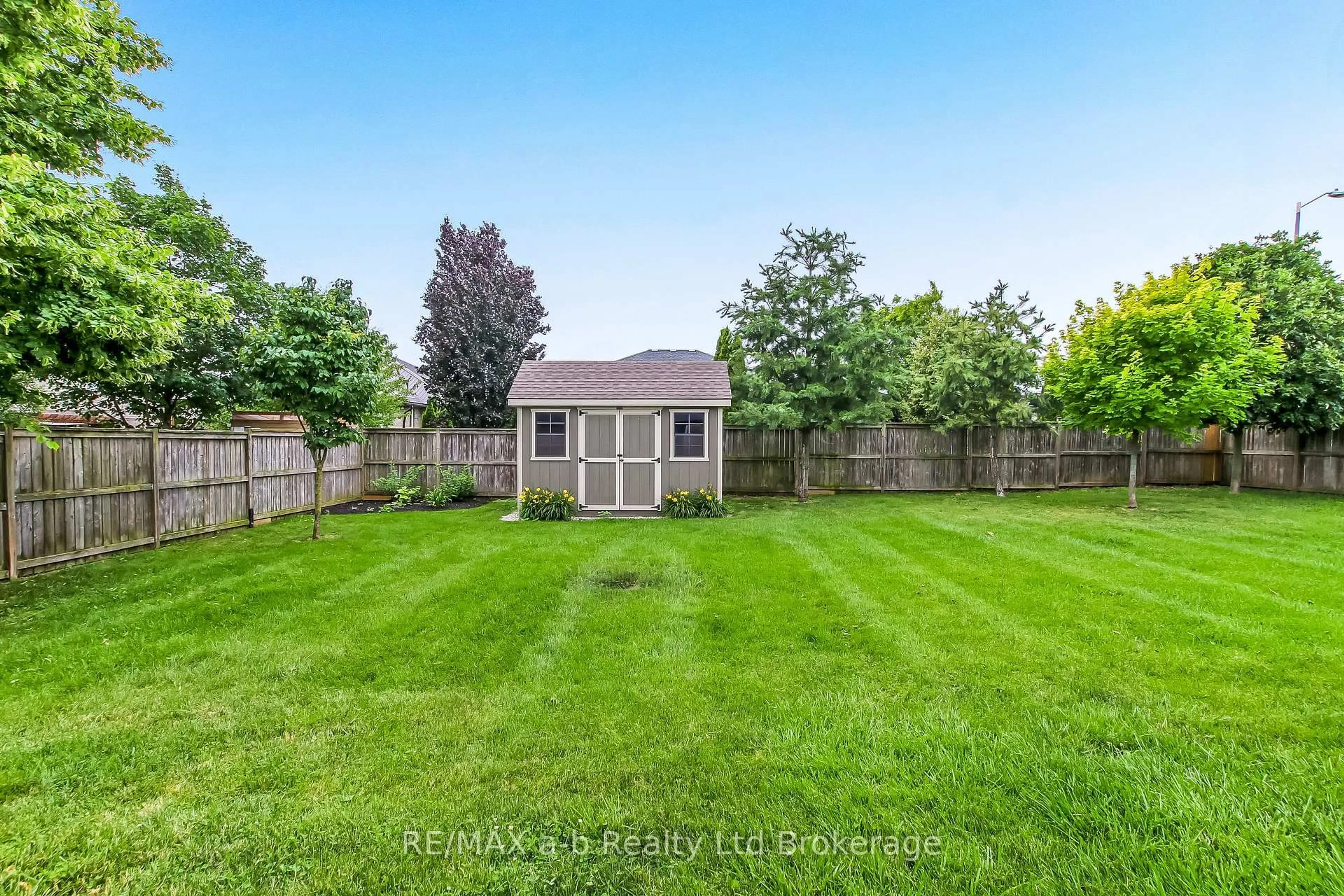 A pic from outside/outdoor area/front of a property/back of a property/a pic from drone, water/lake/river/ocean view for 39 Primrose Dr, Tillsonburg Ontario N4G 5S7