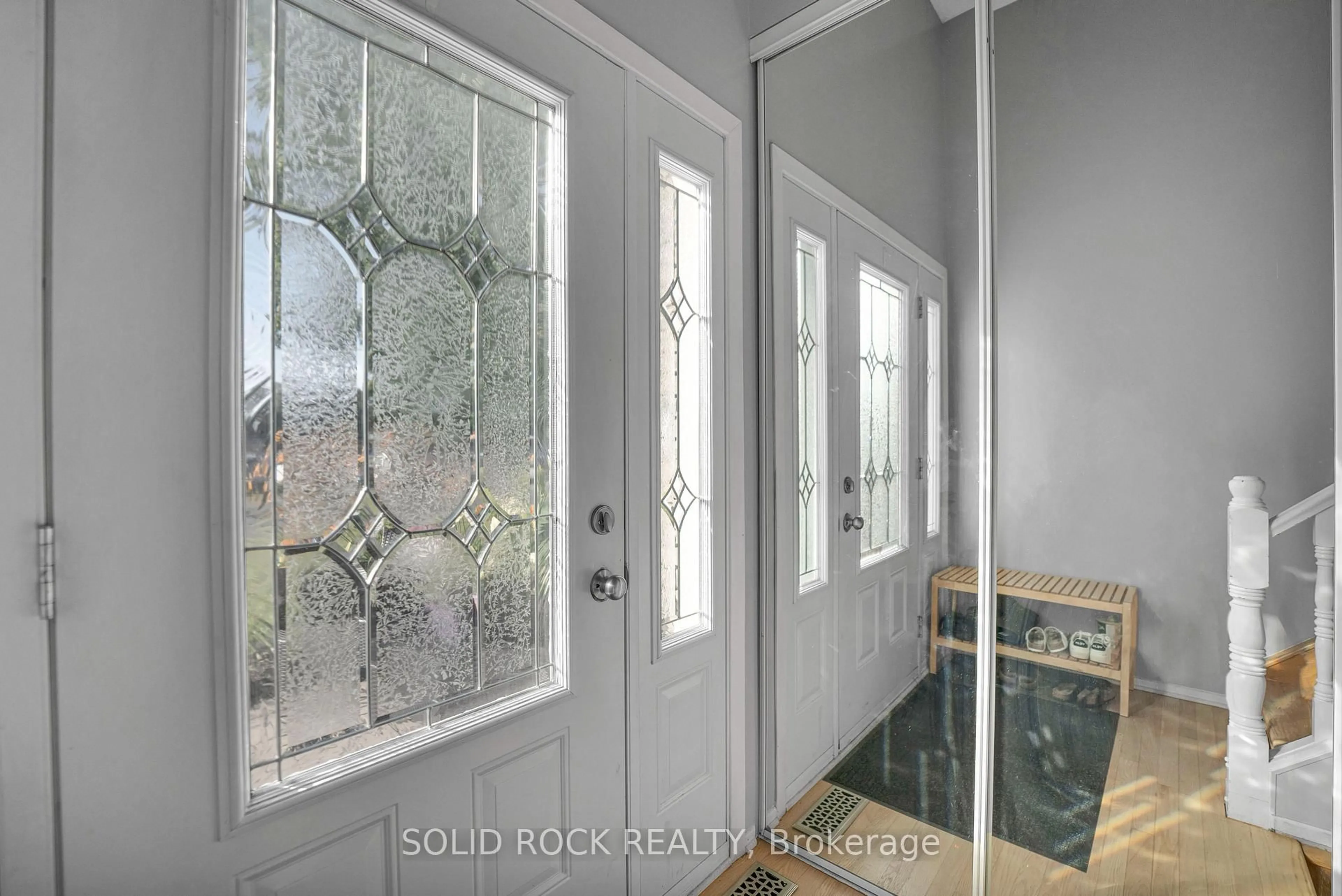 Indoor entryway for 17 Blais St, Russell Ontario K0A 1W0