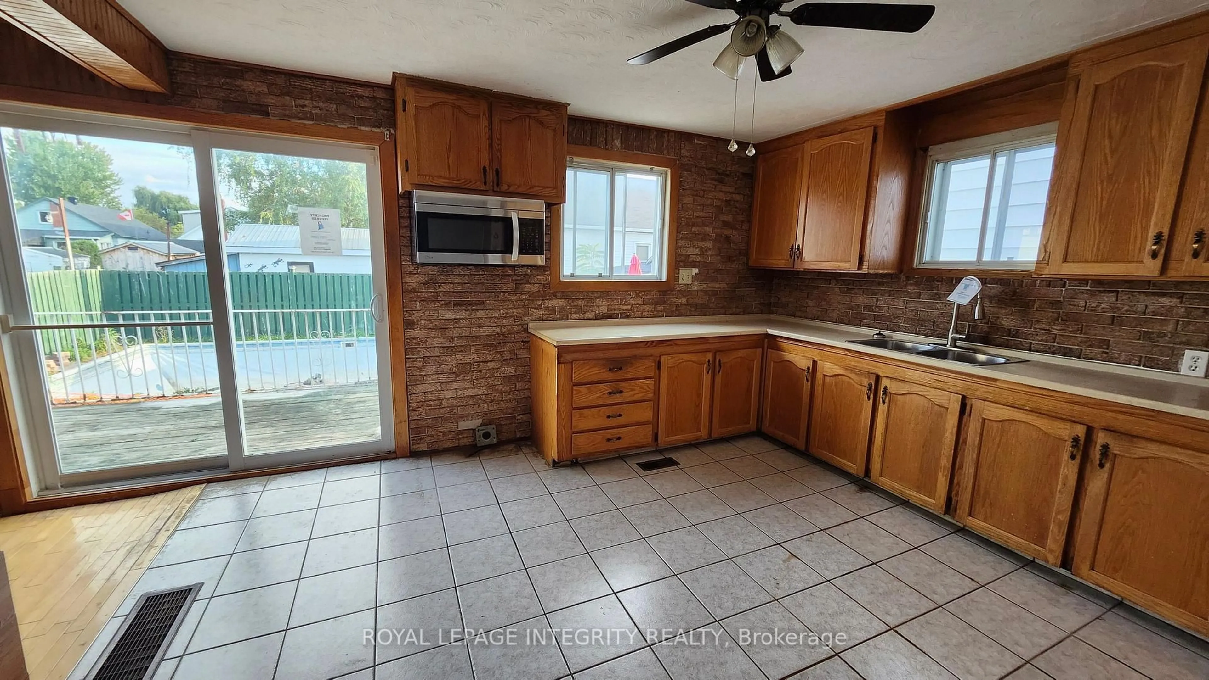 Unknown for 360 9th St, Cornwall Ontario K6J 3A7