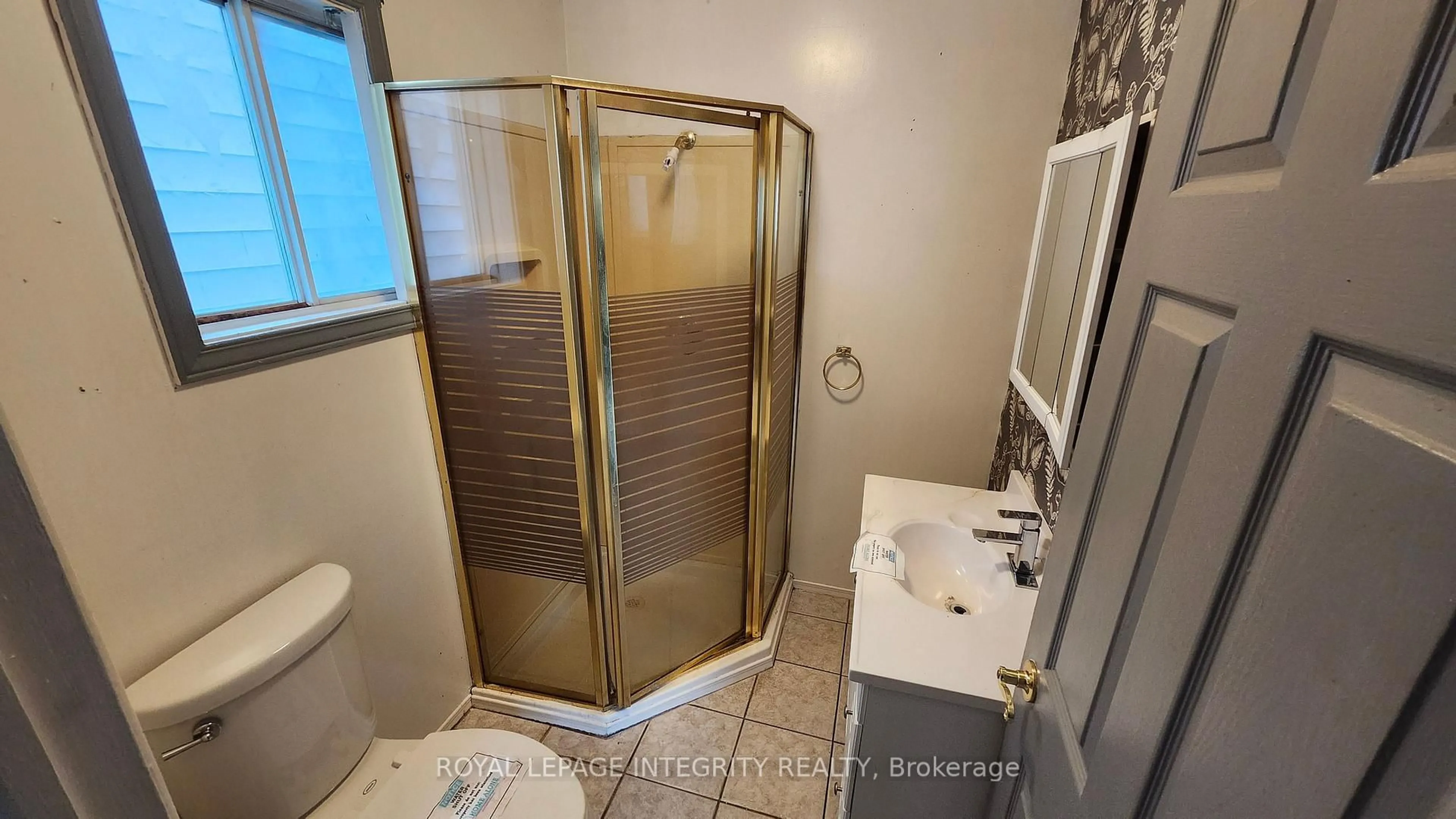 Standard bathroom, unknown for 360 9th St, Cornwall Ontario K6J 3A7