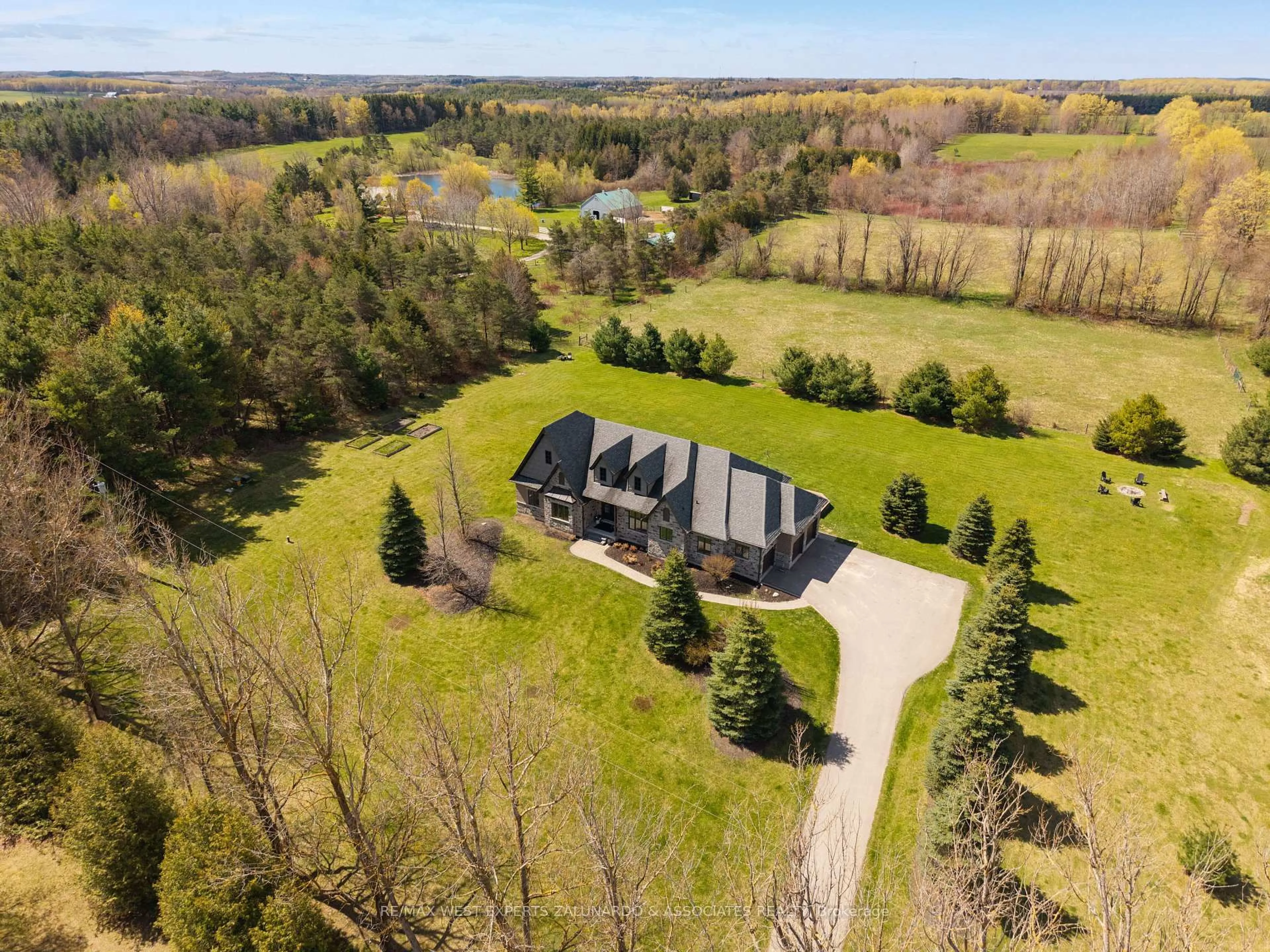 A pic from outside/outdoor area/front of a property/back of a property/a pic from drone, unknown for 5840 Tenth Line, Erin Ontario N0B 1T0