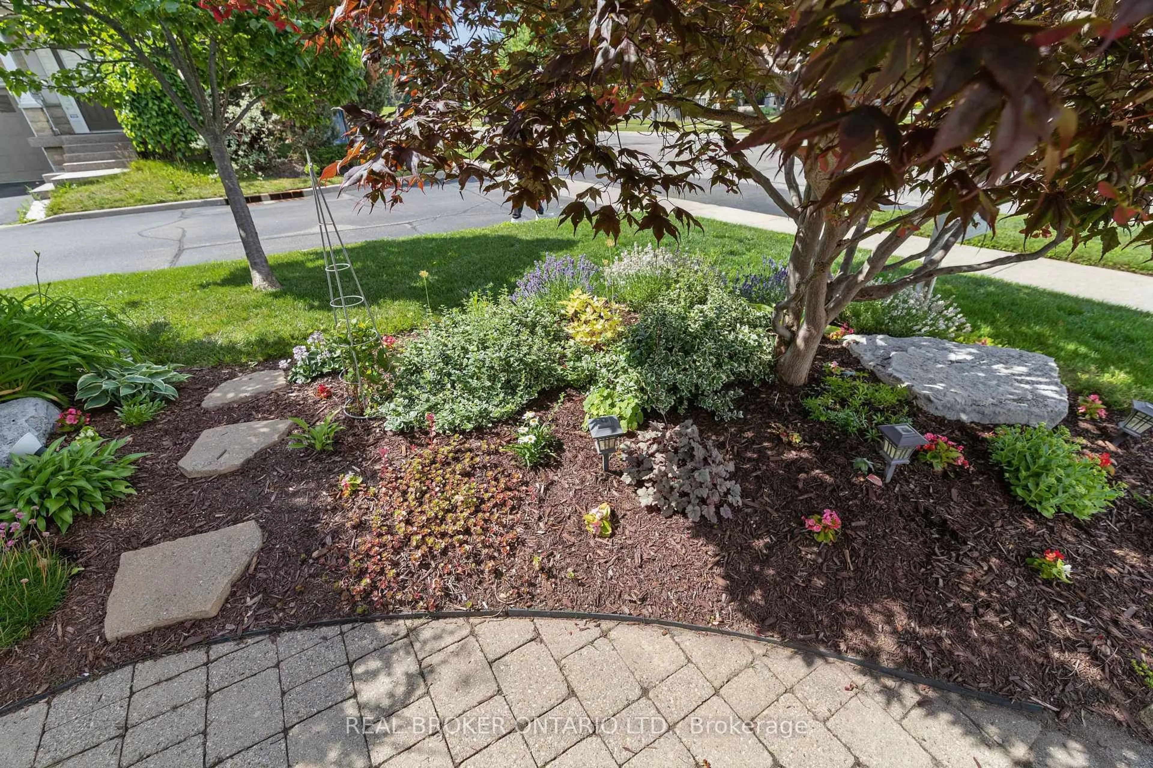 Patio, street for 30 Doon Mills Dr, Kitchener Ontario N2P 2W9