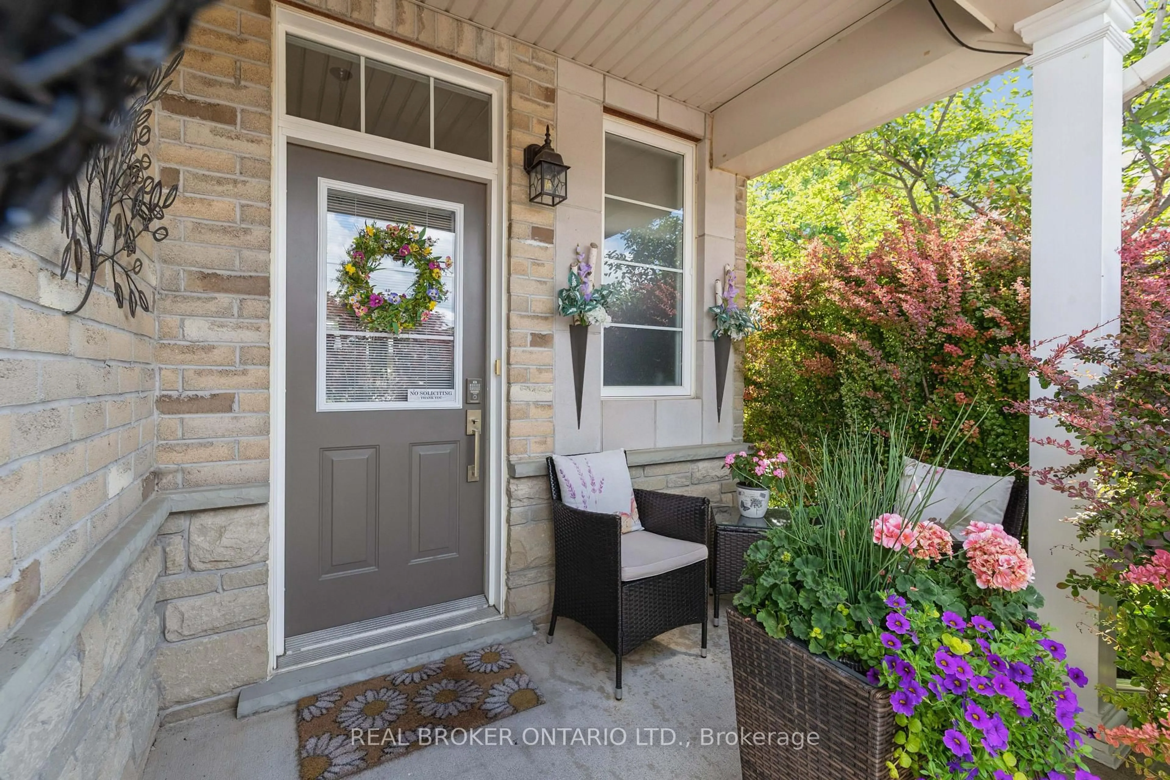 Indoor entryway for 30 Doon Mills Dr, Kitchener Ontario N2P 2W9