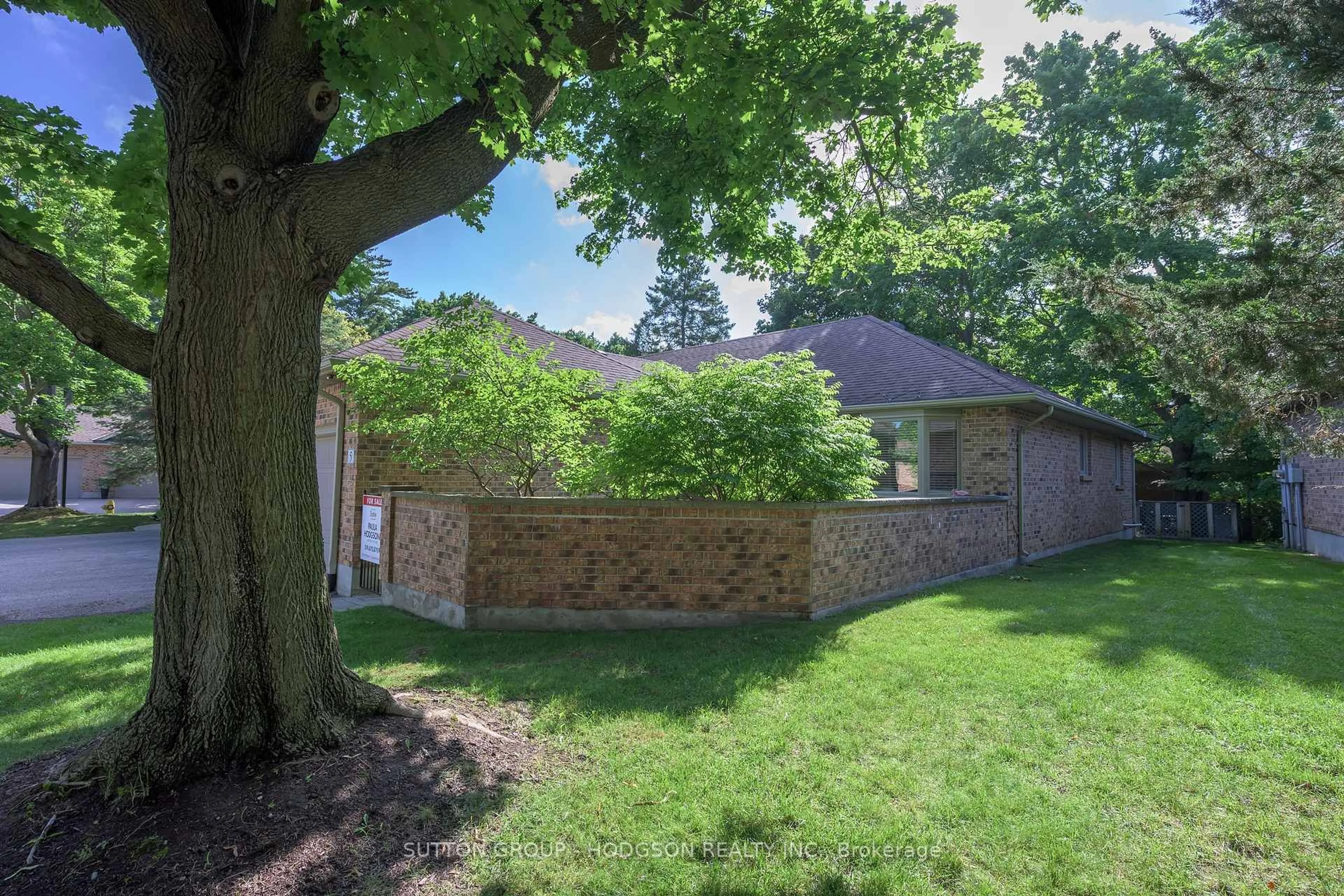 A pic from outside/outdoor area/front of a property/back of a property/a pic from drone, unknown for 1443 Commissioners Rd #5, London South Ontario N6K 1E2
