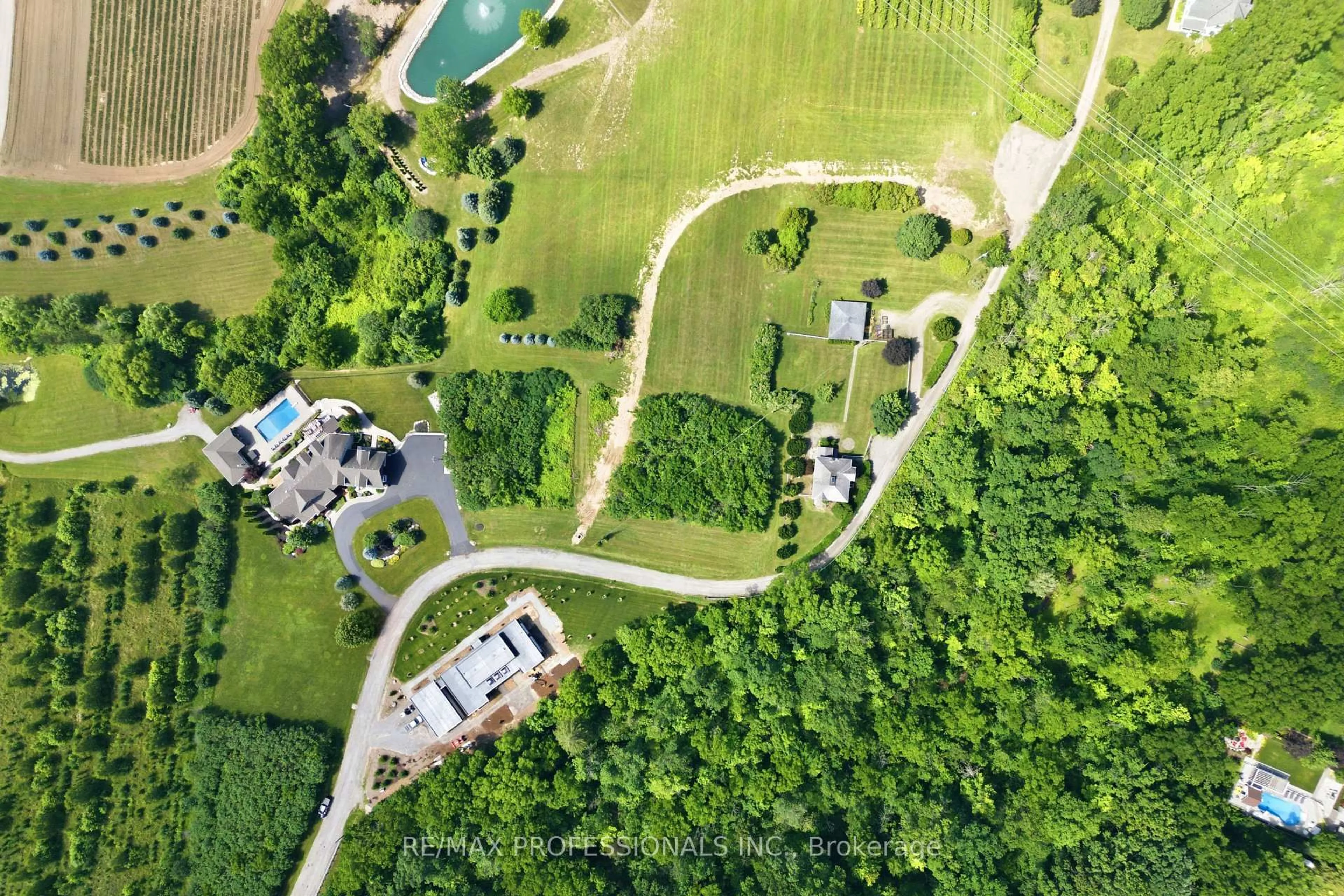 A pic from outside/outdoor area/front of a property/back of a property/a pic from drone, unknown for 3155 Tallman Dr, Lincoln Ontario L0R 2C0