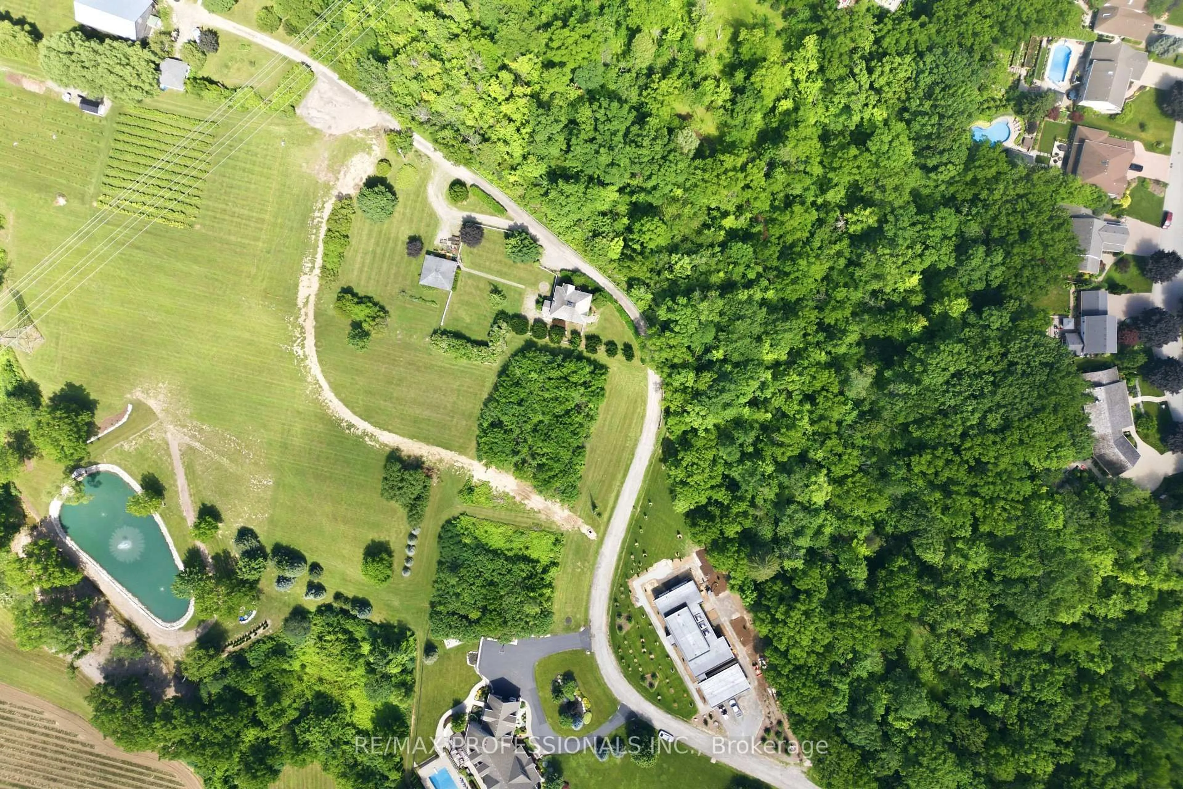 A pic from outside/outdoor area/front of a property/back of a property/a pic from drone, forest/trees view for 3155 Tallman Dr, Lincoln Ontario L0R 2C0