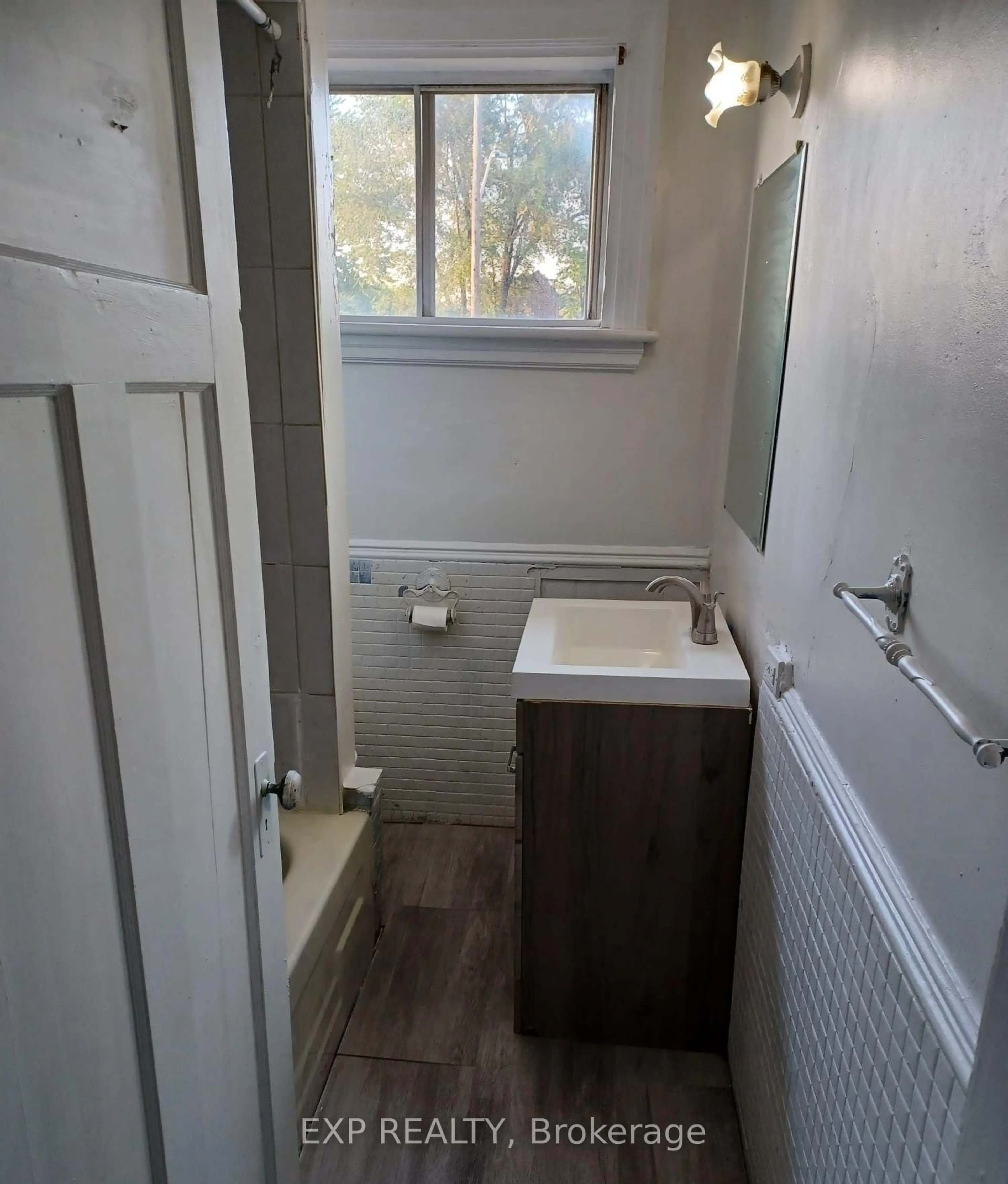 Standard bathroom, unknown for 47 Nightingale St, Hamilton Ontario L8L 1R7