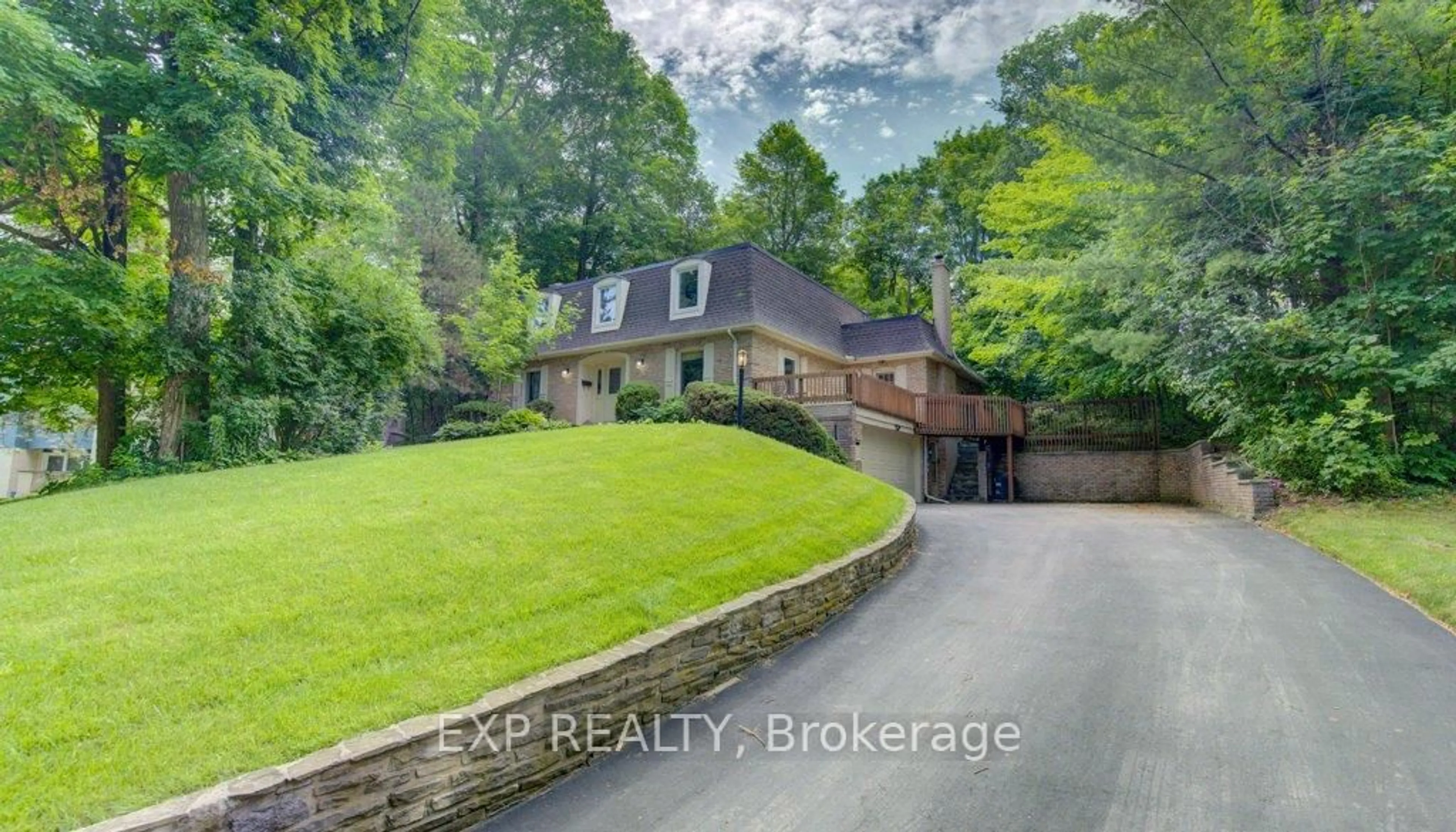 A pic from outside/outdoor area/front of a property/back of a property/a pic from drone, street for 318 Shakespeare Pl, Waterloo Ontario N2L 2V2