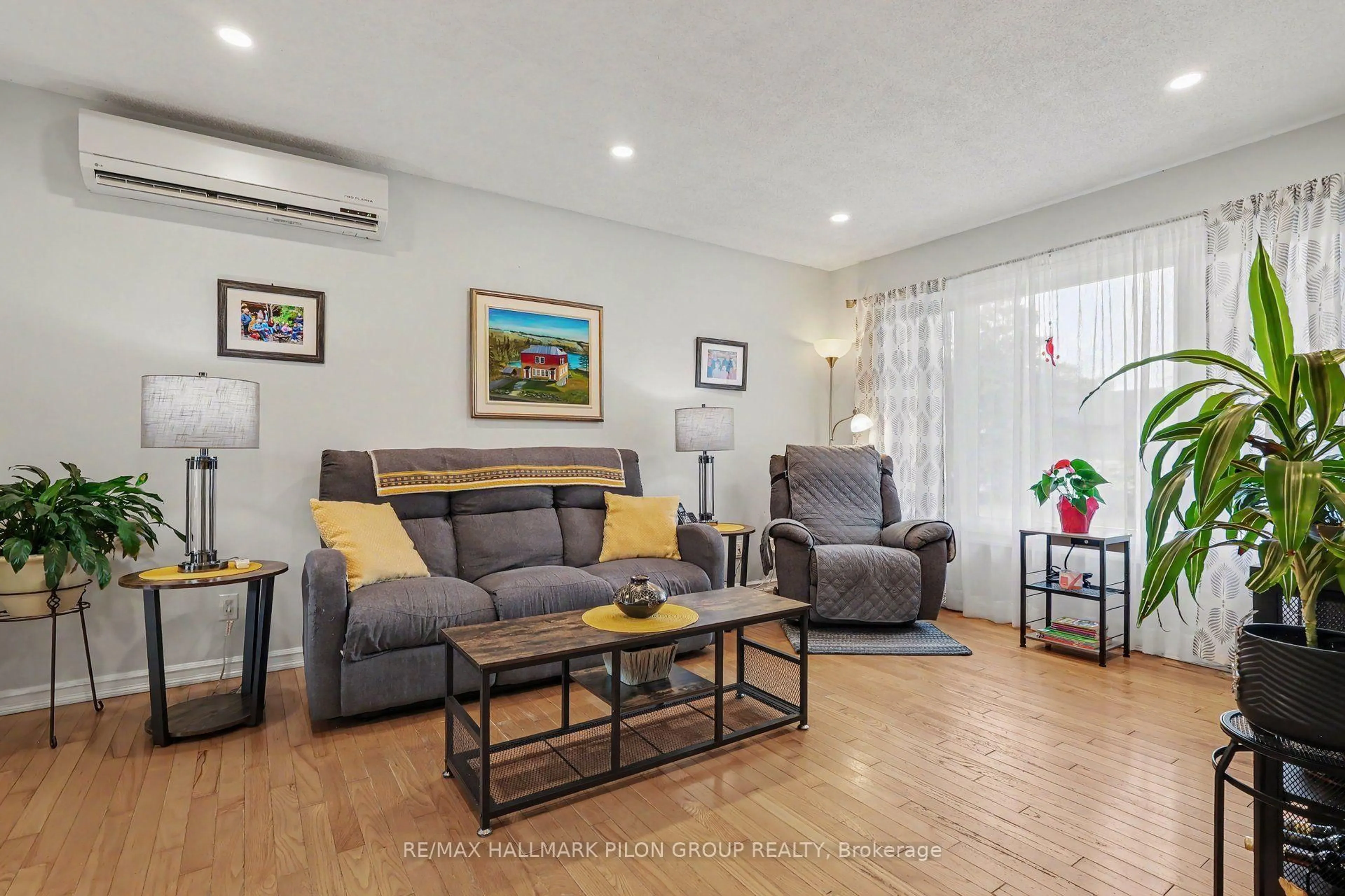 Living room with furniture, unknown for 965 Cote St, Clarence-Rockland Ontario K4K 1J6