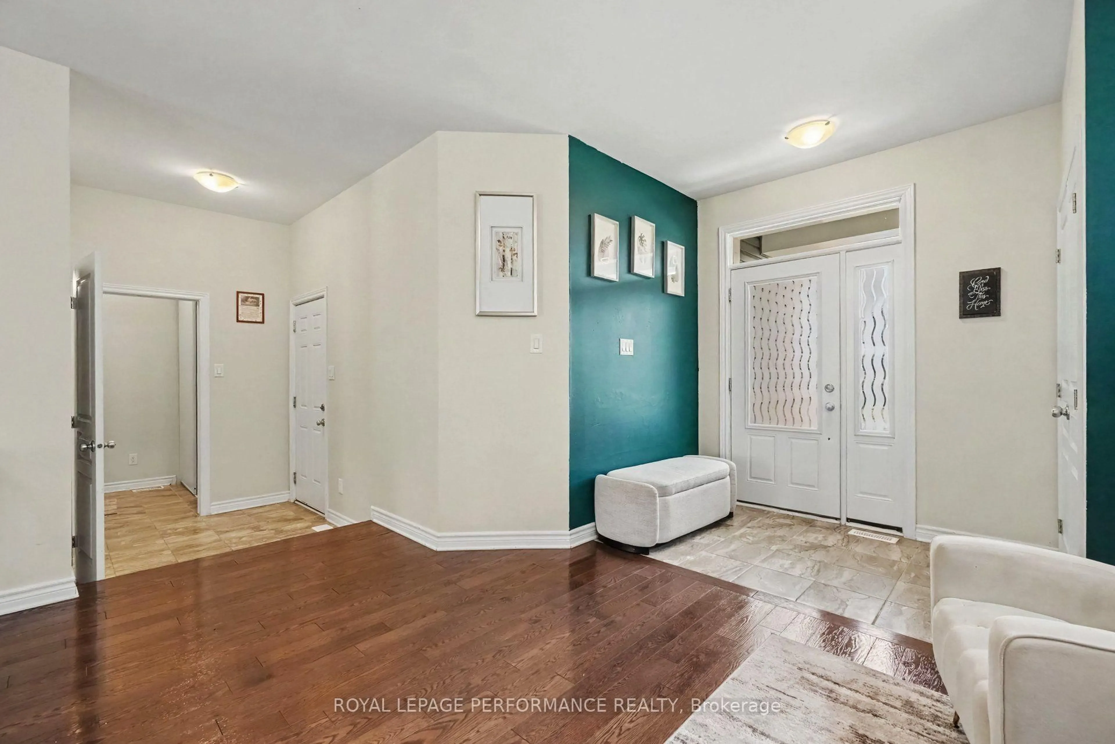 Indoor entryway for 640 Bruxelles St, Russell Ontario K0A 1W0