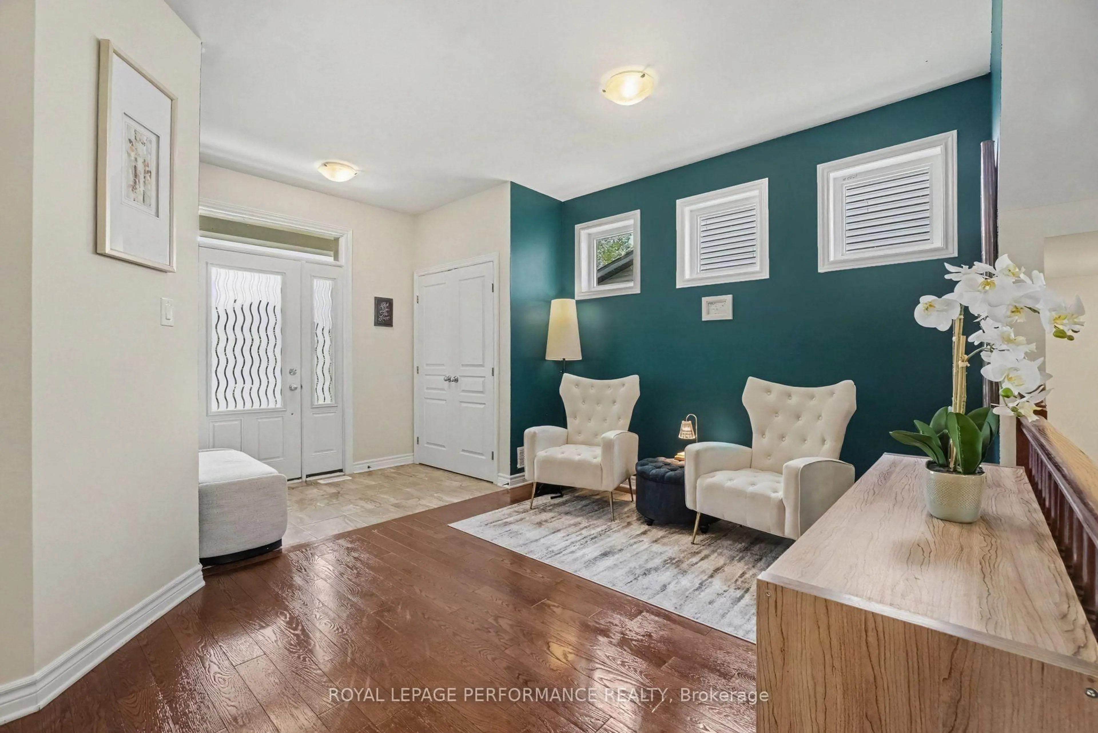 Indoor entryway for 640 Bruxelles St, Russell Ontario K0A 1W0