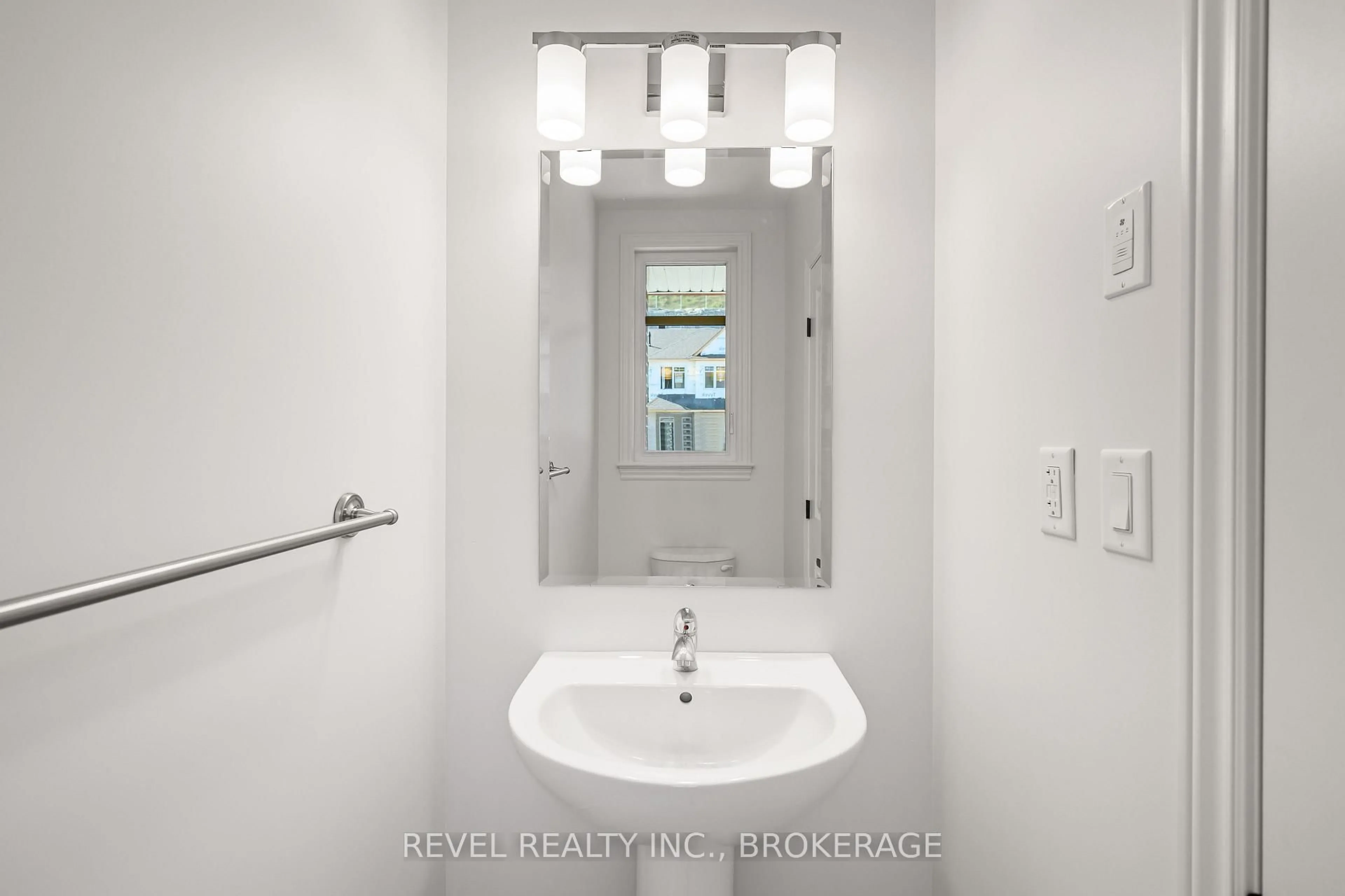 Standard bathroom, ceramic/tile floor for 332 Dockside Dr, Kingston Ontario K7K 0L6