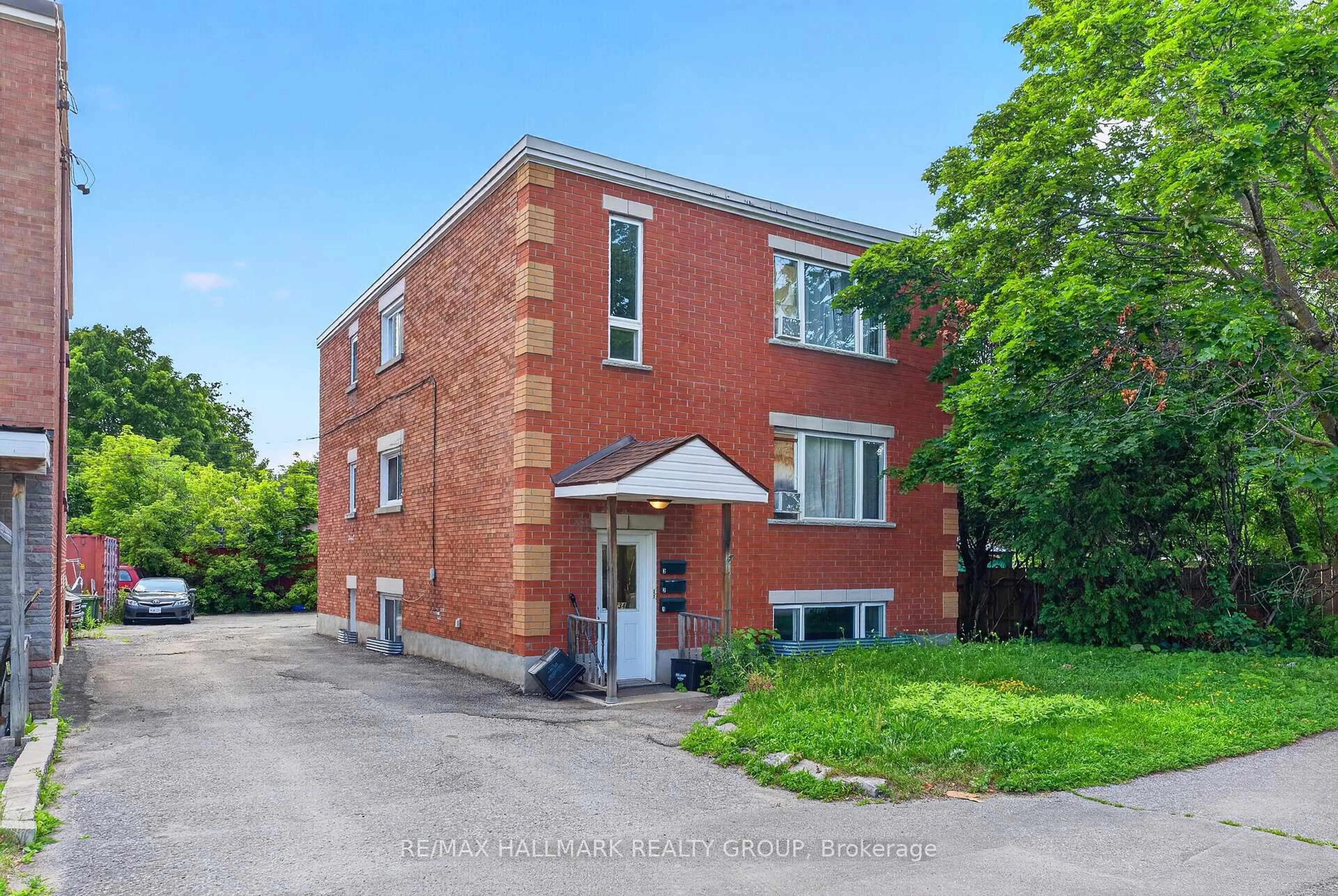 Home with brick exterior material, building for 734 De L'eglise St, Ottawa Ontario K1K 3K6