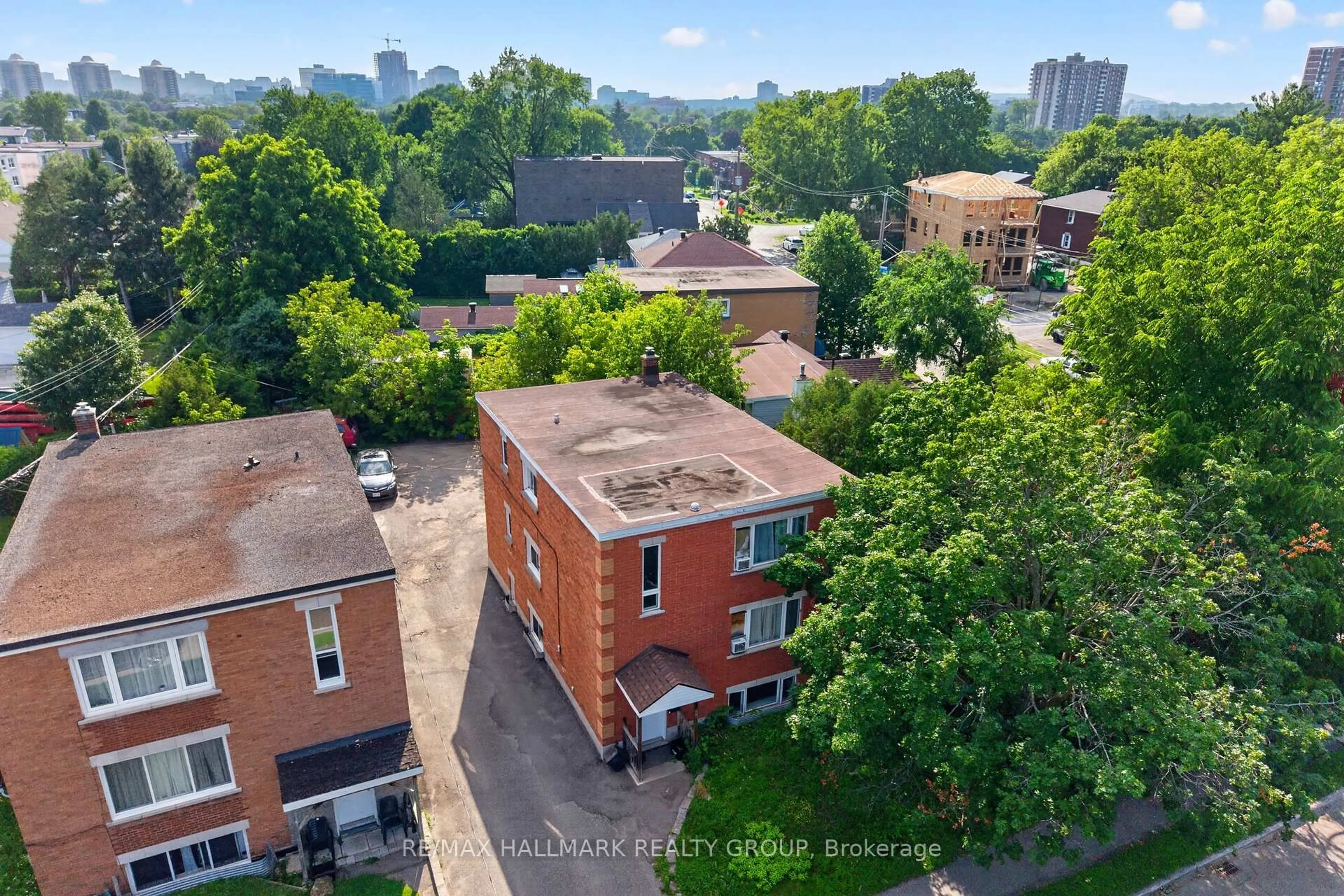 A pic from outside/outdoor area/front of a property/back of a property/a pic from drone, city buildings view from balcony for 734 De L'eglise St, Ottawa Ontario K1K 3K6