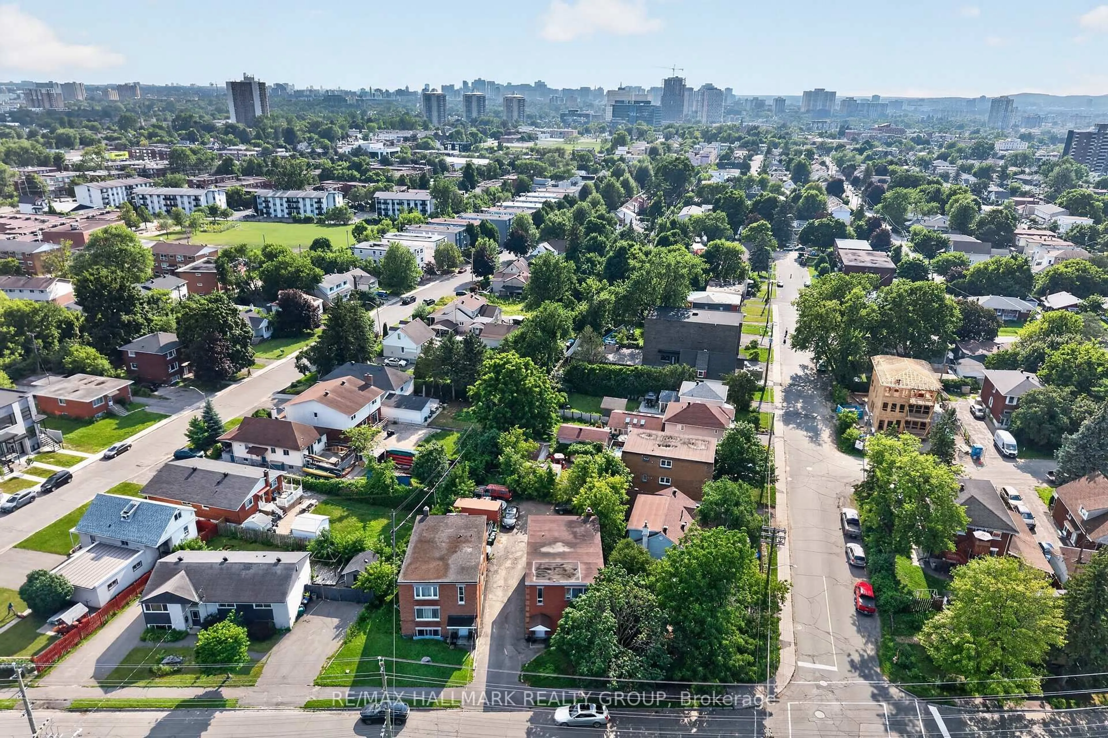 A pic from outside/outdoor area/front of a property/back of a property/a pic from drone, street for 734 De L'eglise St, Ottawa Ontario K1K 3K6