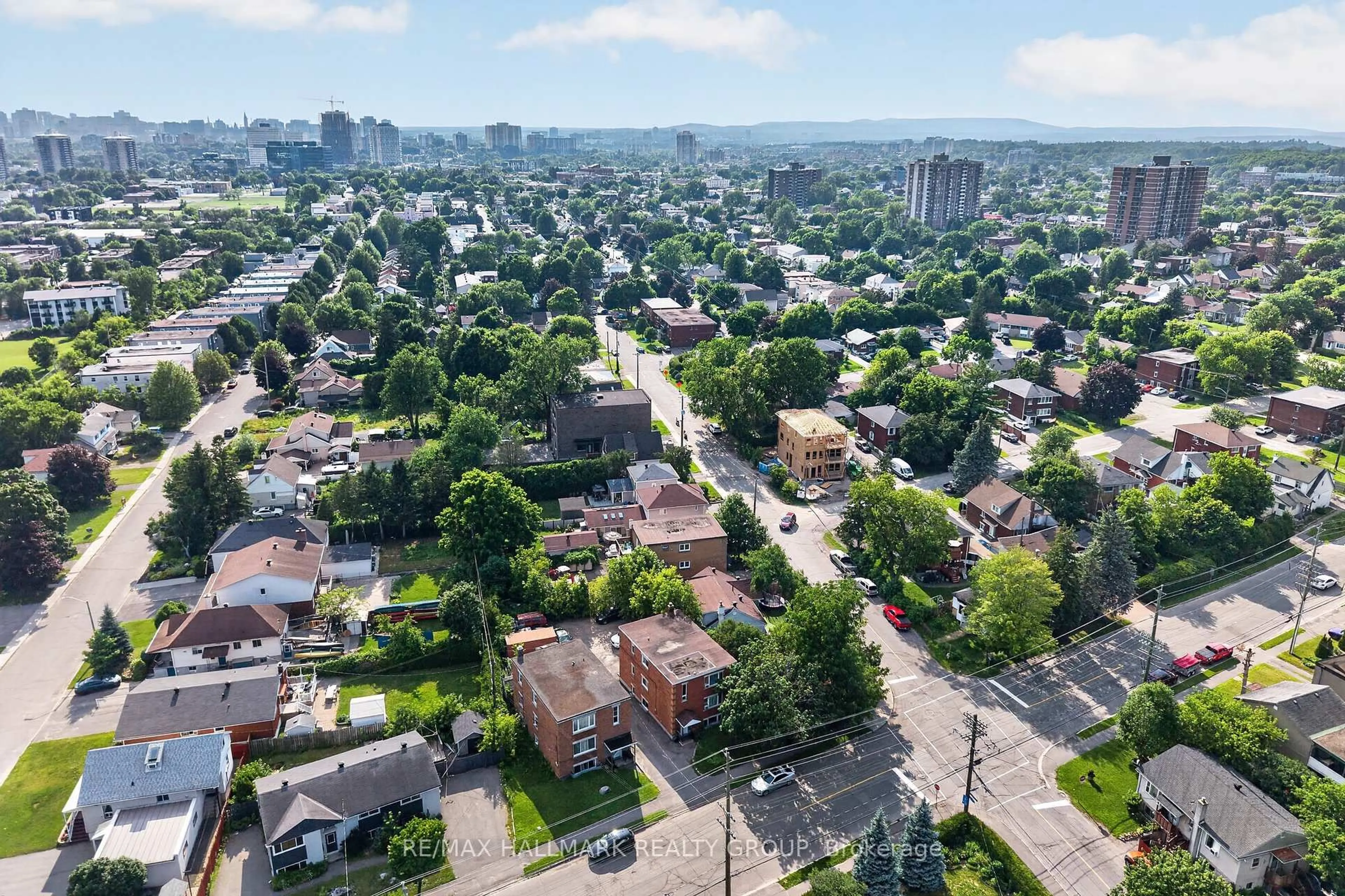 A pic from outside/outdoor area/front of a property/back of a property/a pic from drone, city buildings view from balcony for 734 De L'eglise St, Ottawa Ontario K1K 3K6