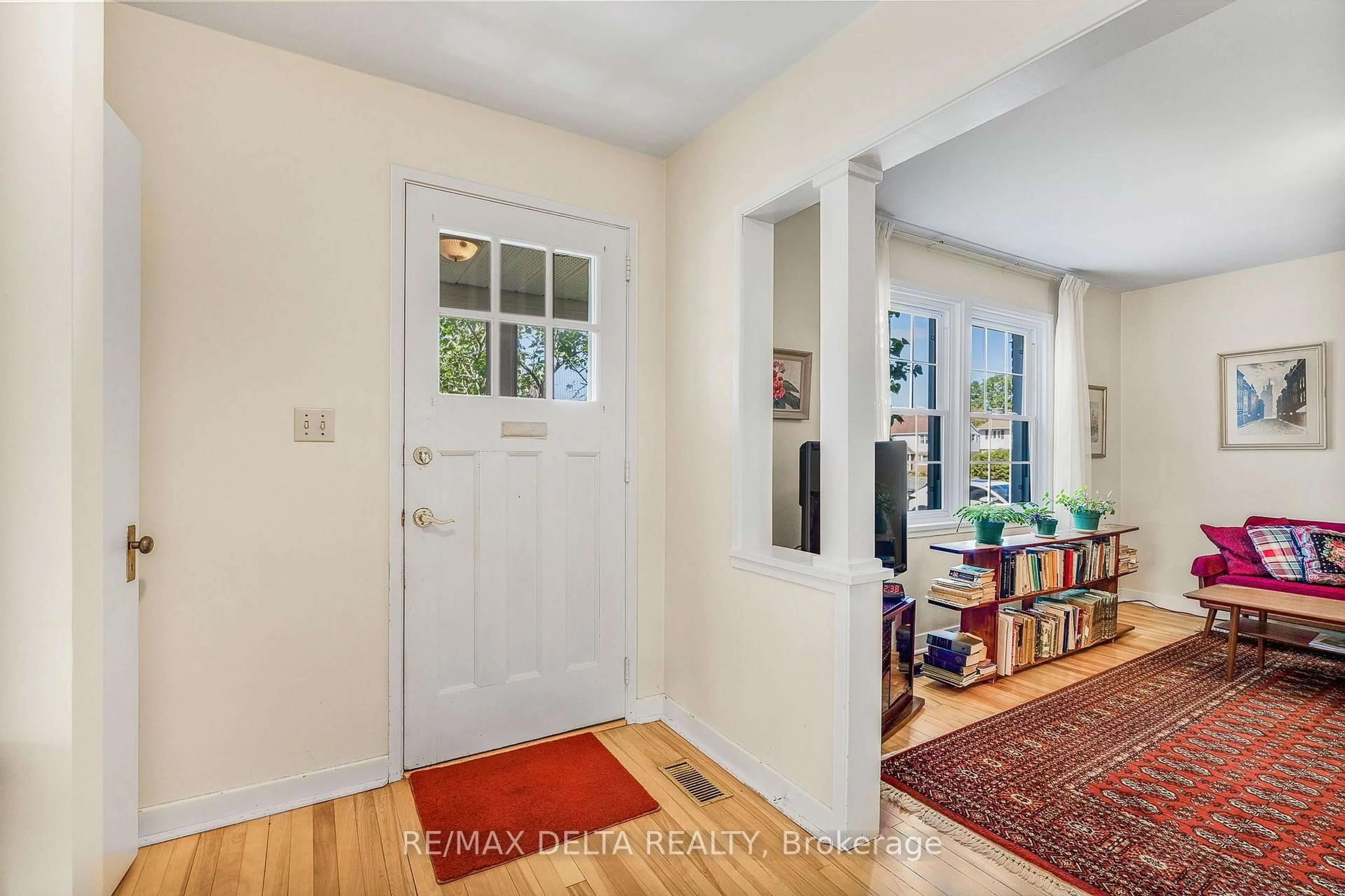 Indoor entryway for 487 Allan St, Hawkesbury Ontario K6A 2M3