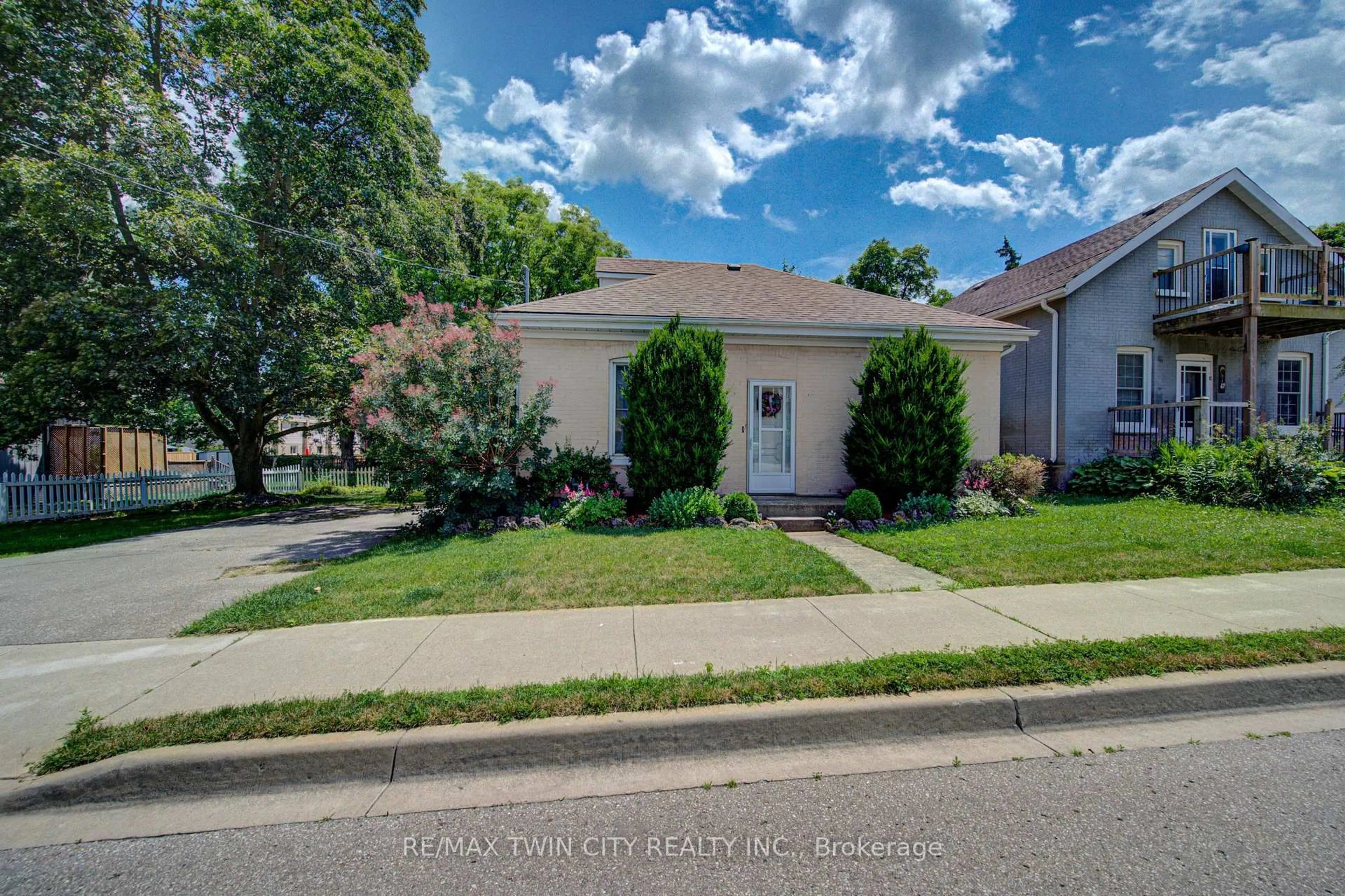 A pic from outside/outdoor area/front of a property/back of a property/a pic from drone, street for 41 Dumfries St, Cambridge Ontario N1S 1Y6