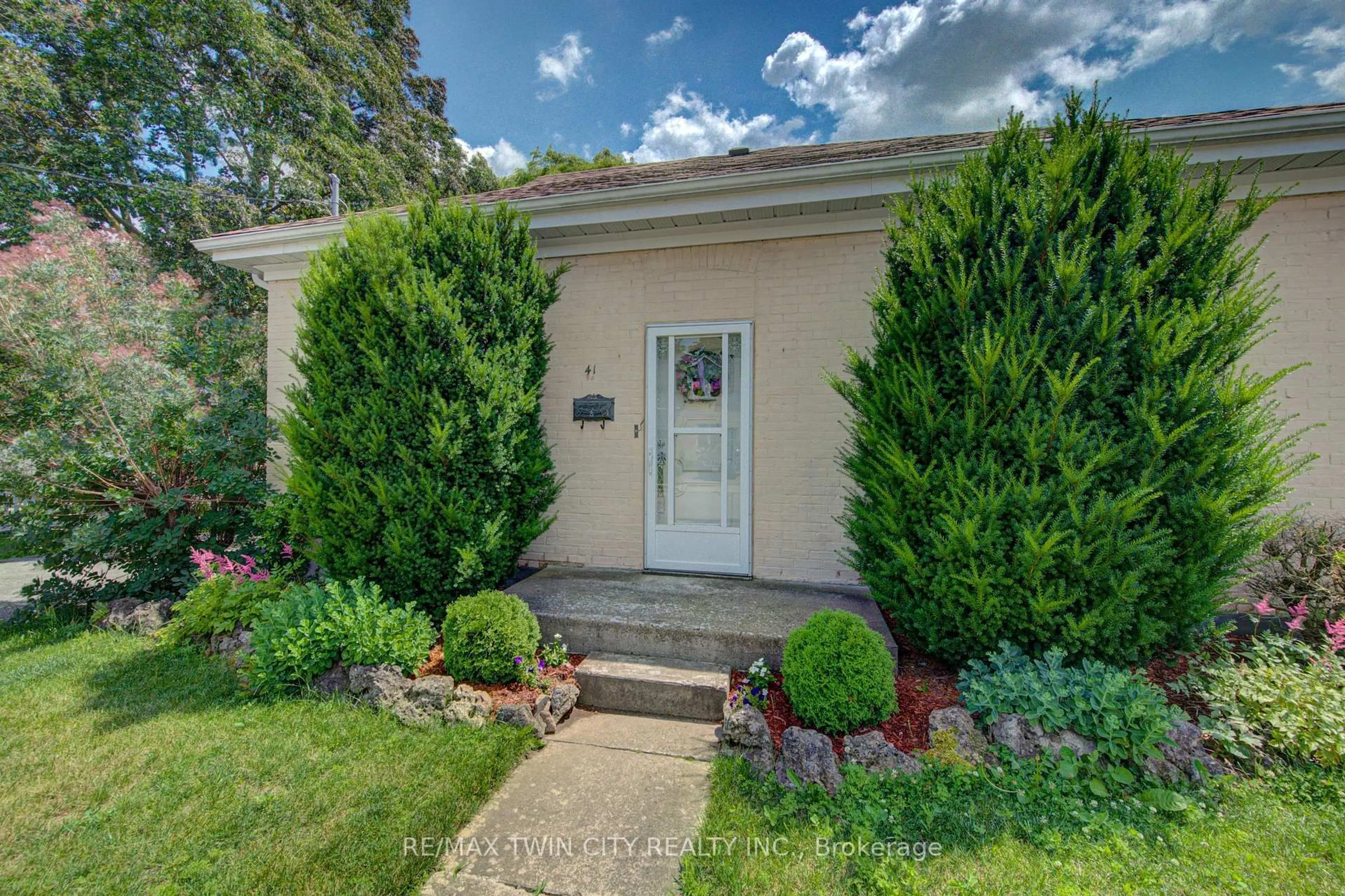 Unknown for 41 Dumfries St, Cambridge Ontario N1S 1Y6