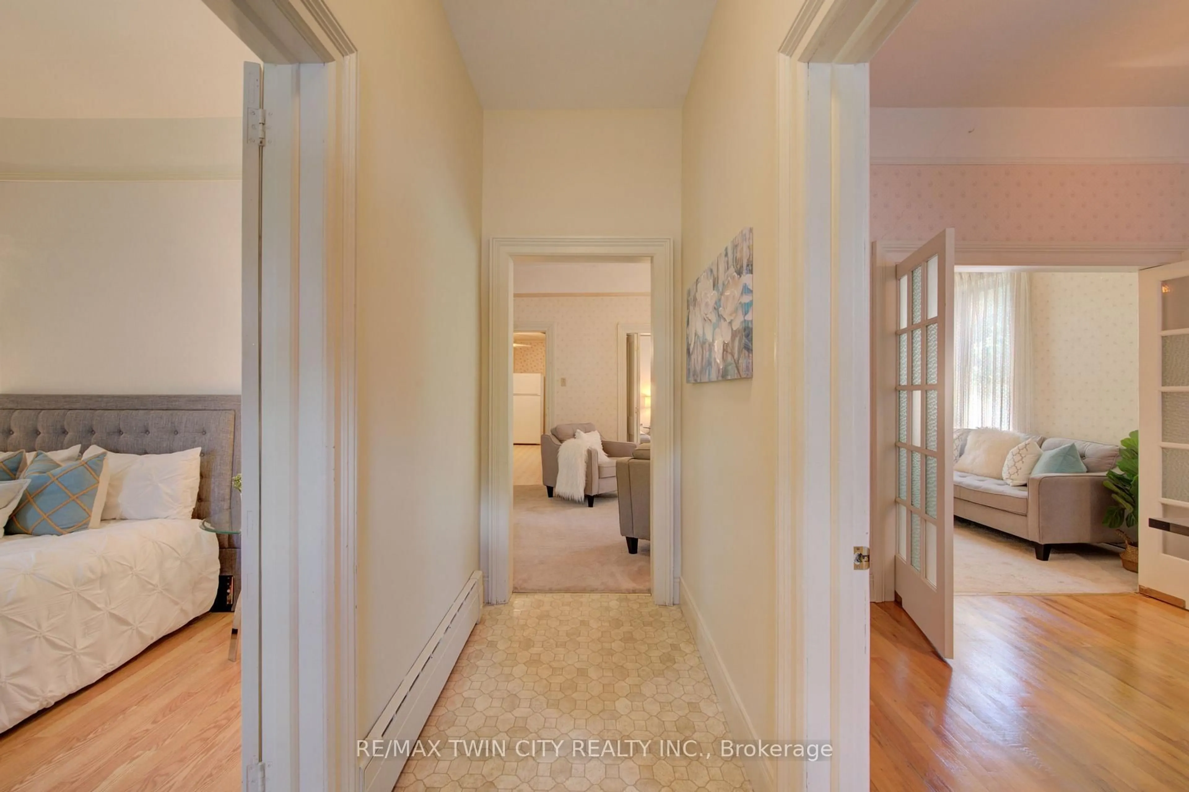 Indoor entryway for 41 Dumfries St, Cambridge Ontario N1S 1Y6