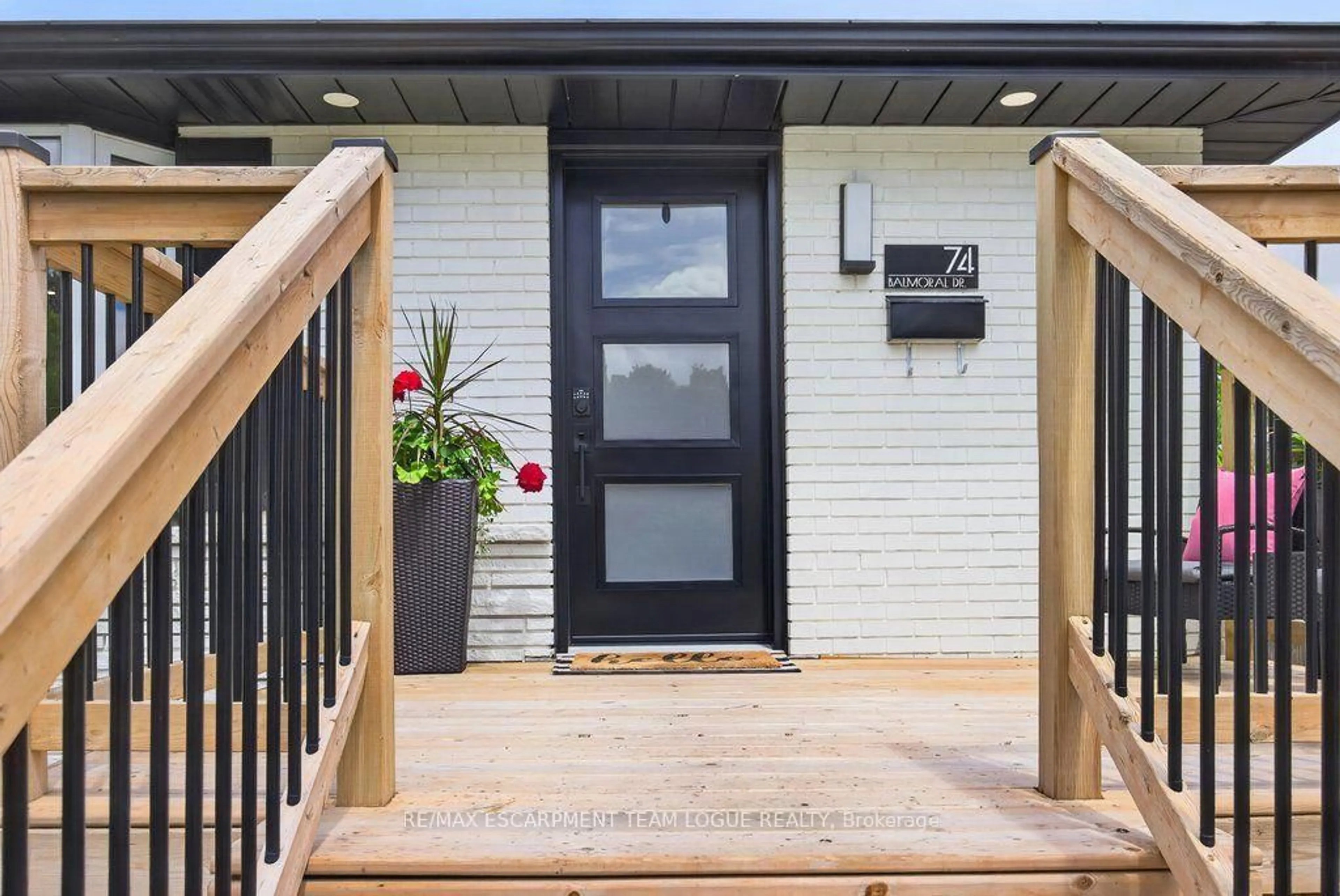 Indoor entryway for 74 Balmoral Dr, Brantford Ontario N3R 5B9