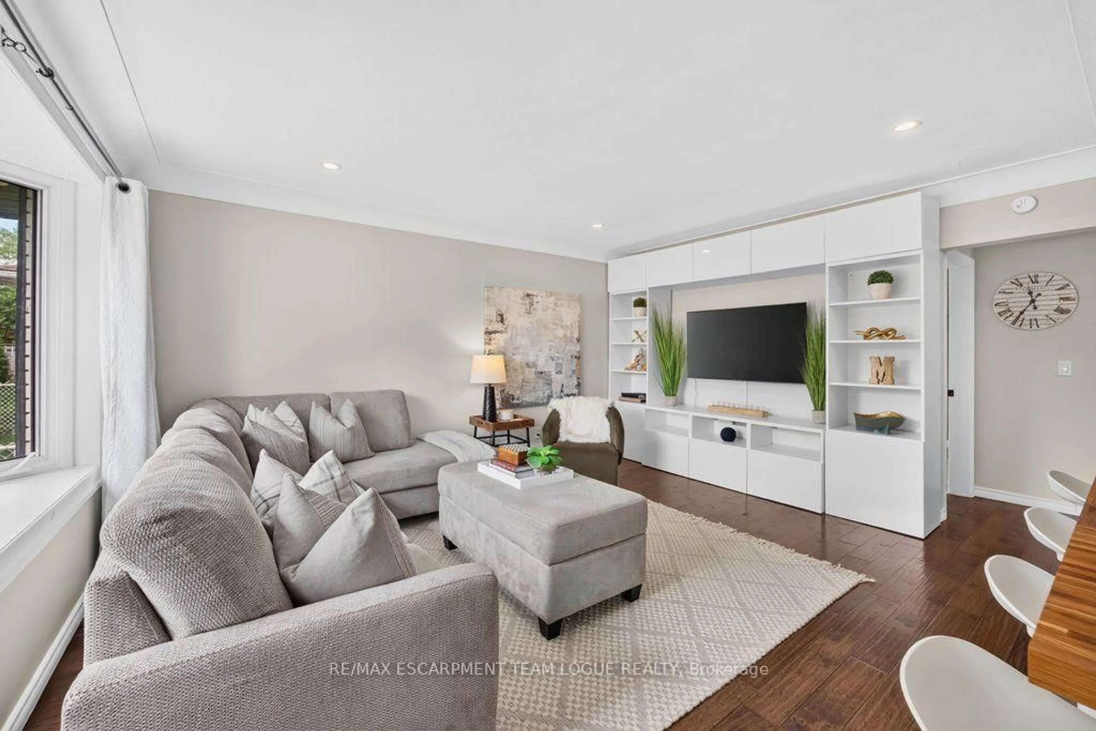 Living room with furniture, unknown for 74 Balmoral Dr, Brantford Ontario N3R 5B9