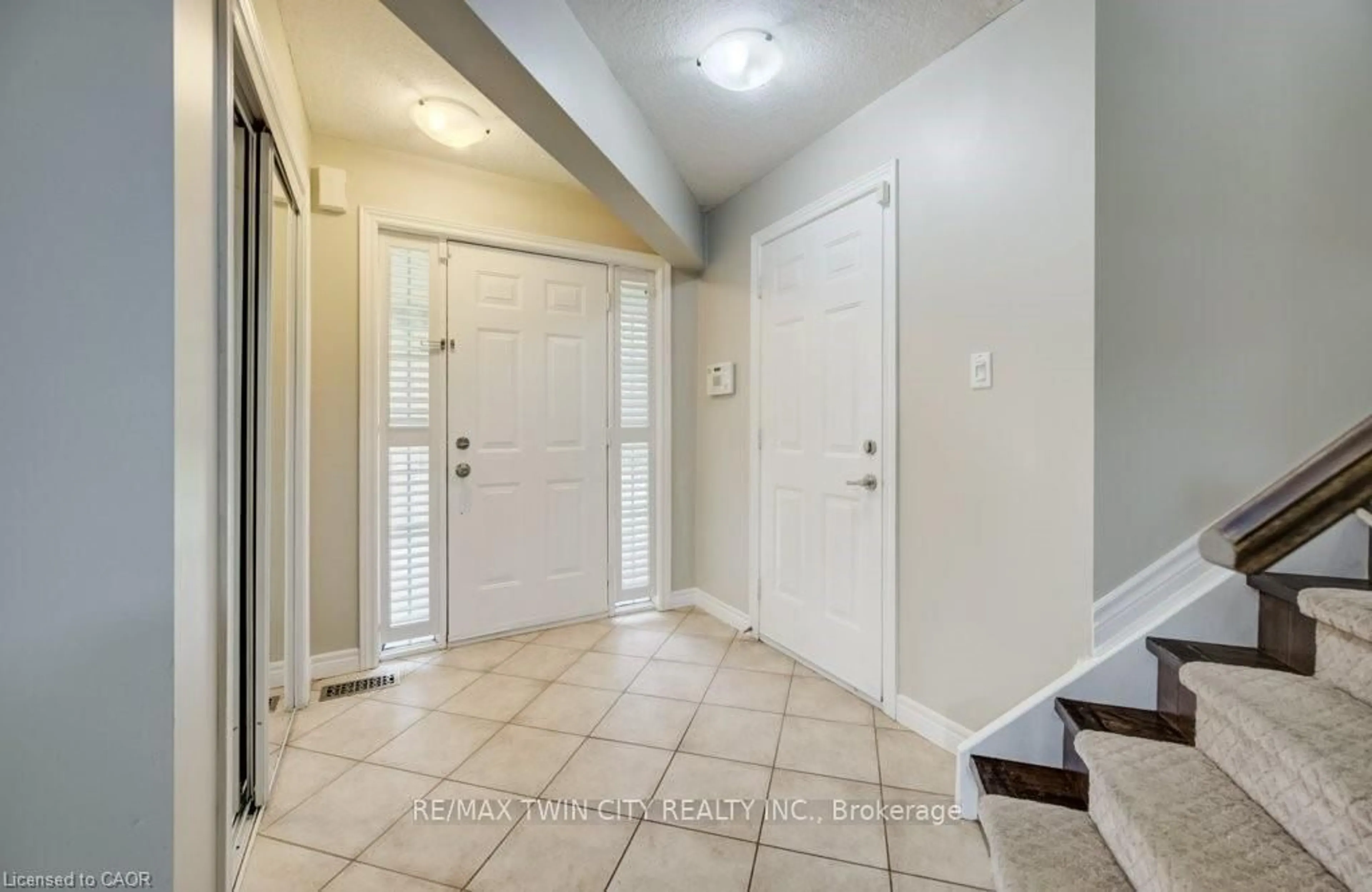 Indoor entryway for 123 FOREST EDGE Tr, Kitchener Ontario N2P 2L8
