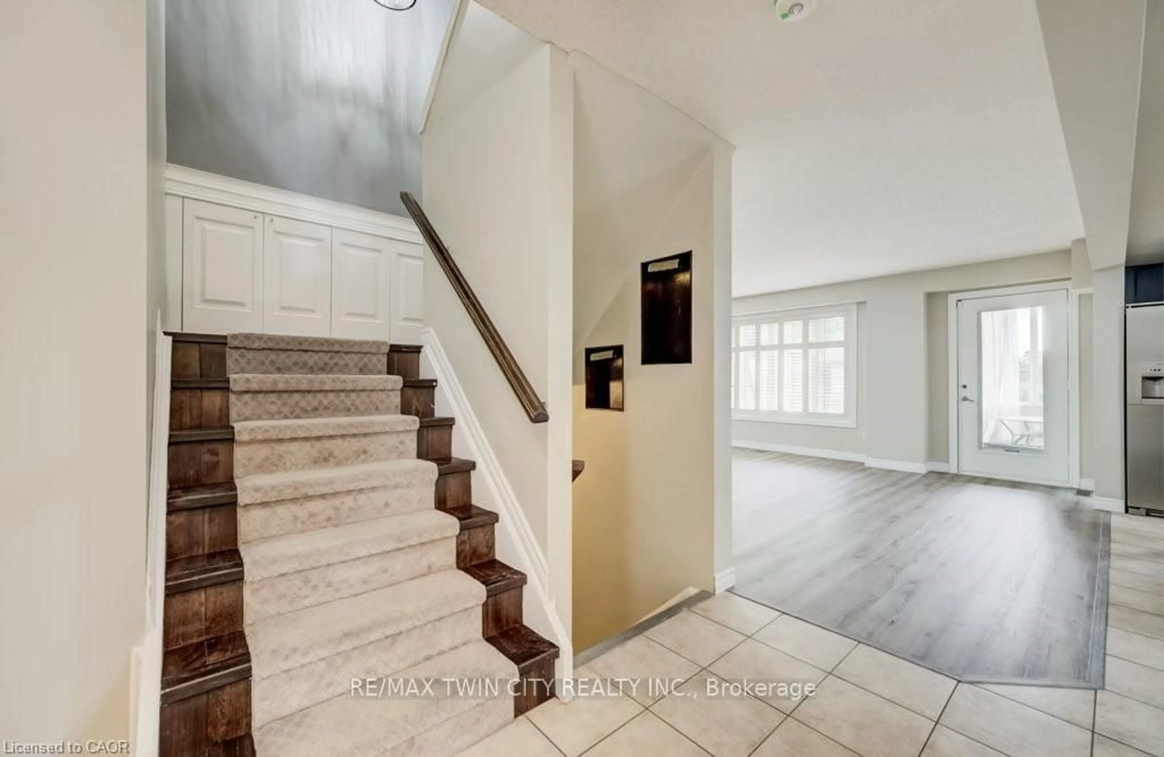 Indoor foyer for 123 FOREST EDGE Tr, Kitchener Ontario N2P 2L8