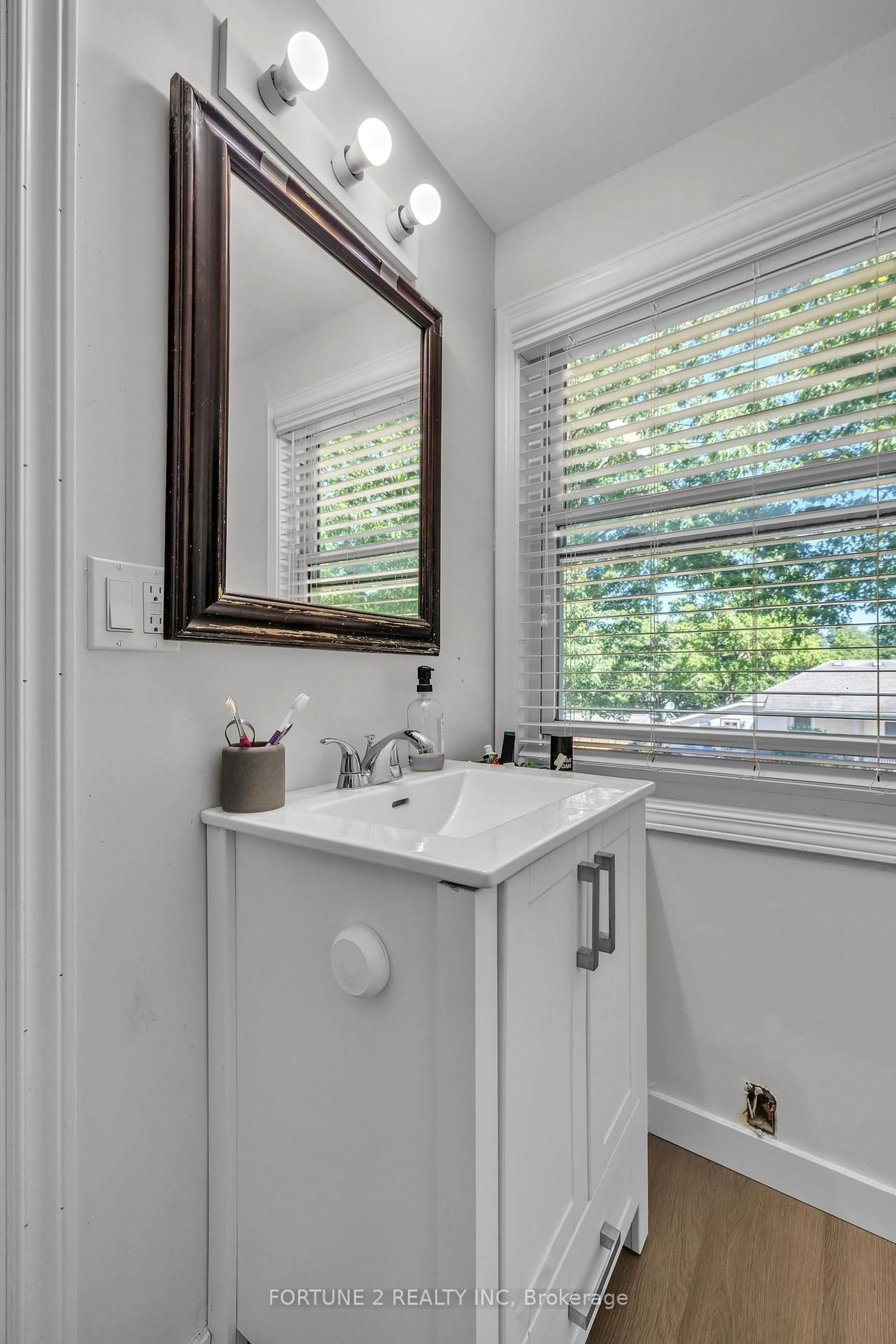 Standard bathroom, ceramic/tile floor for 570 Pall Mall St, London East Ontario N5Y 2Z7
