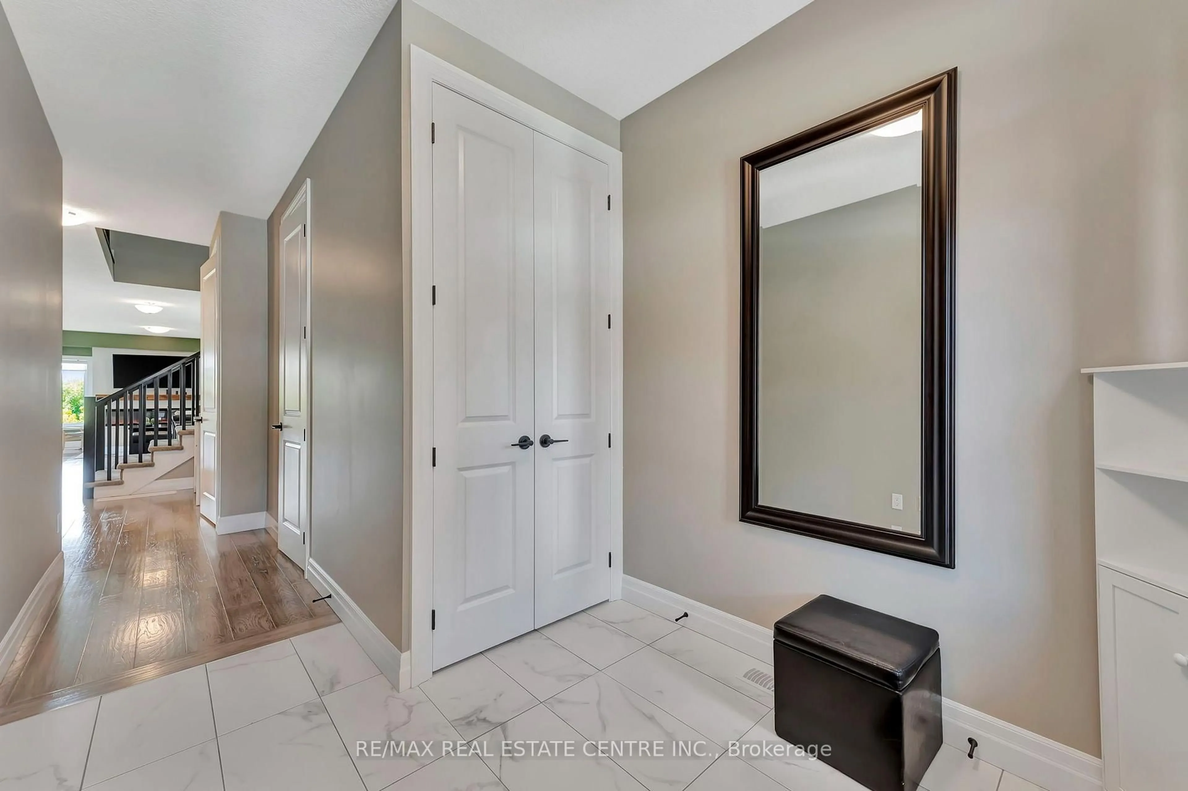 Indoor entryway for 32 Faith St #6, Cambridge Ontario N1T 0E8