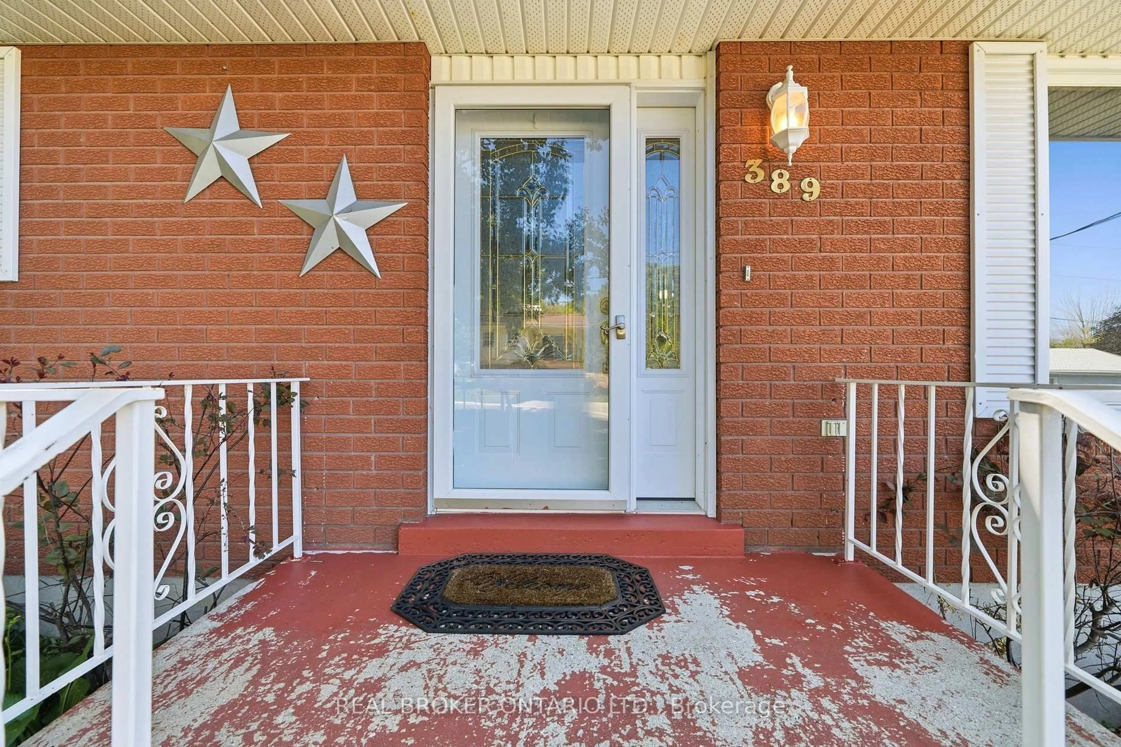 Indoor entryway for 389 7th St, Hanover Ontario N4N 1H3