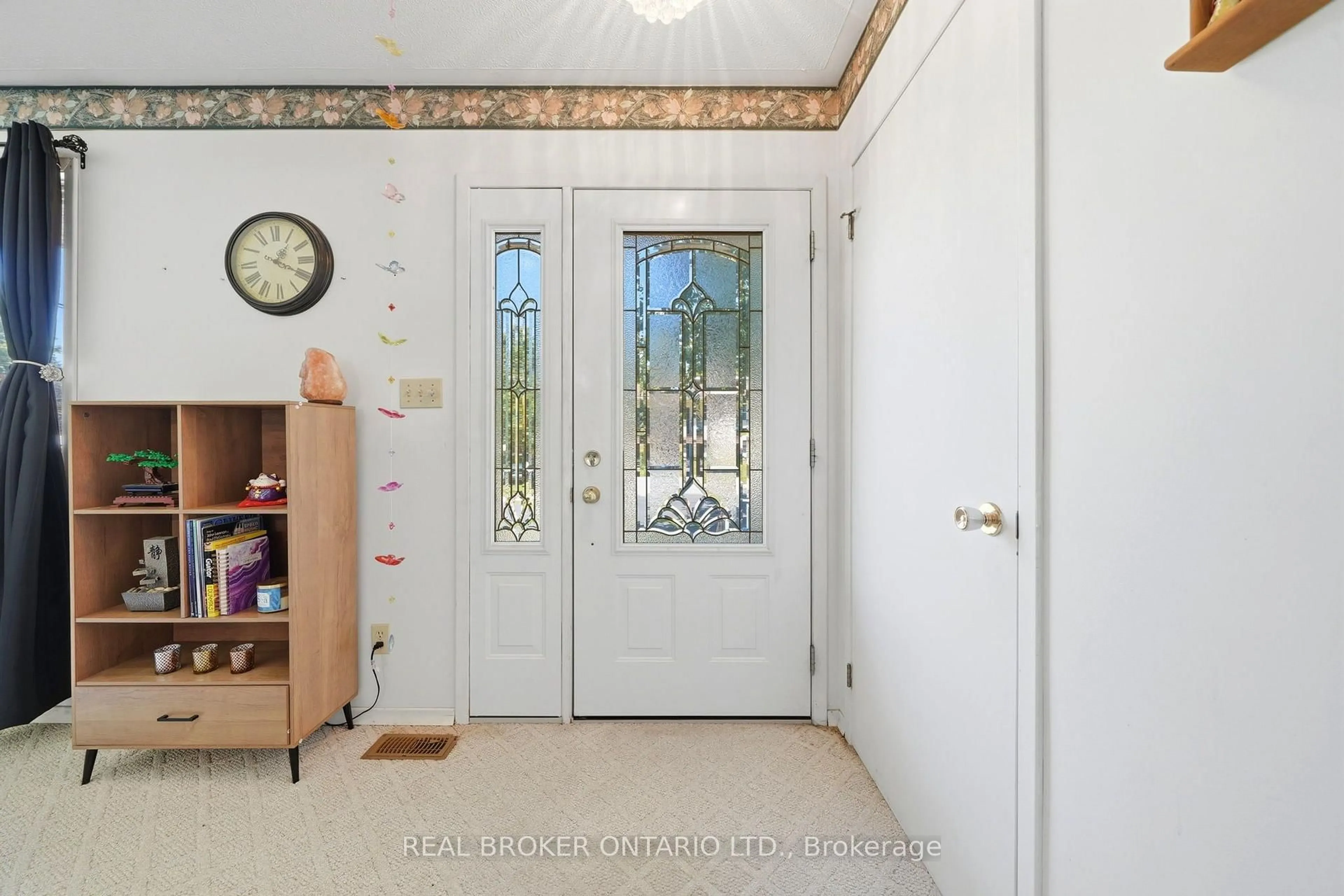 Indoor entryway for 389 7th St, Hanover Ontario N4N 1H3