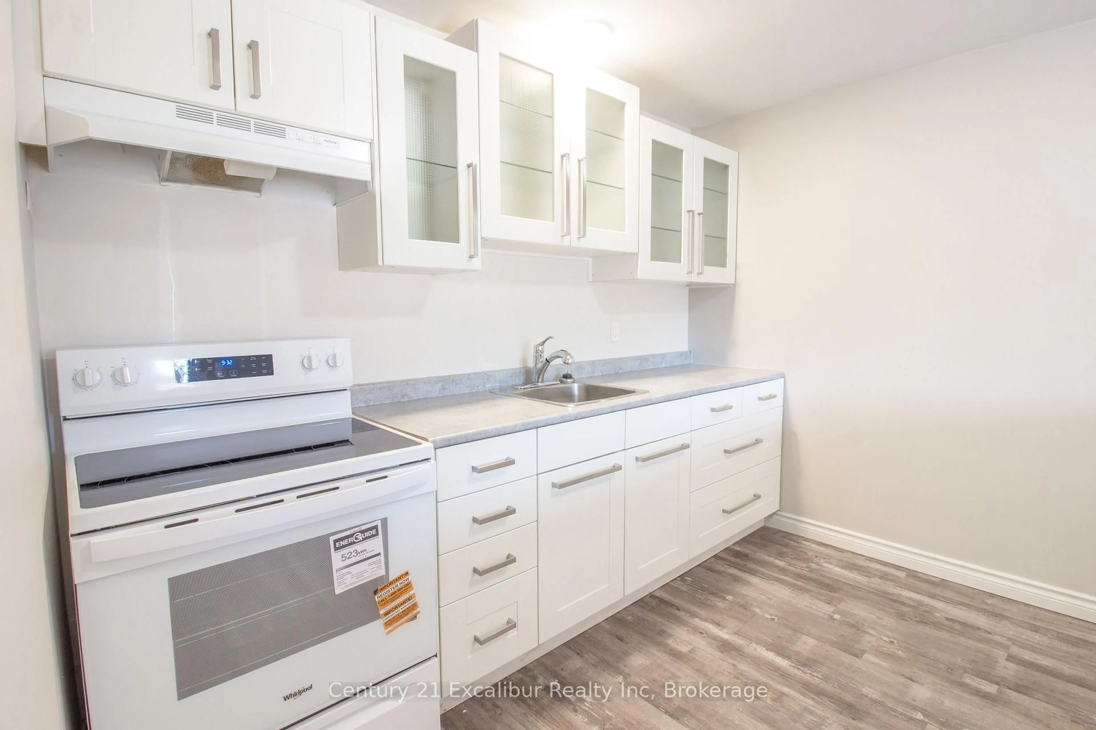 Standard kitchen, wood/laminate floor for 320 Queen St #16, Centre Wellington Ontario N1M 1T4