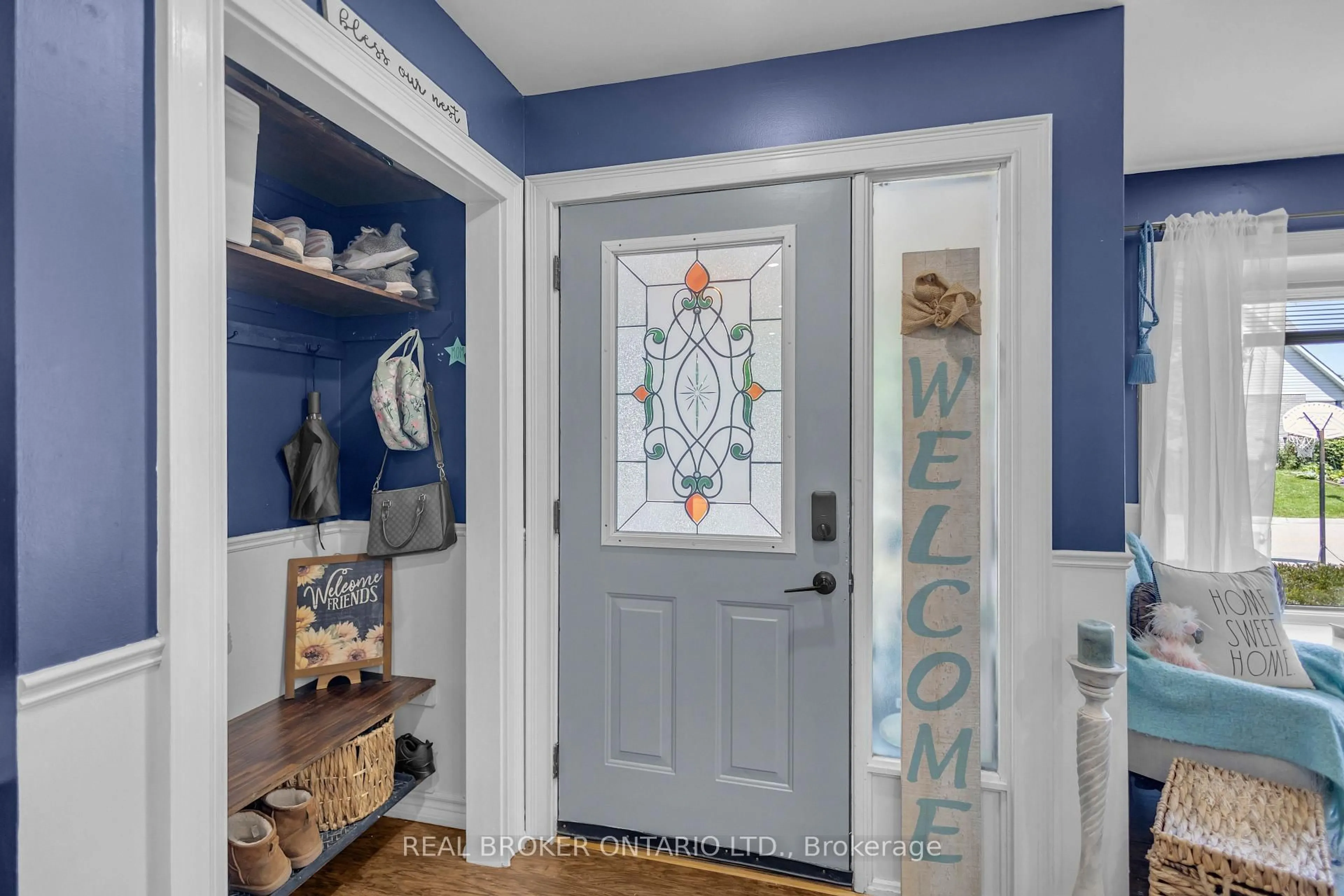 Indoor entryway for 34 Elmvale Crt, Haldimand Ontario N0A 1S0