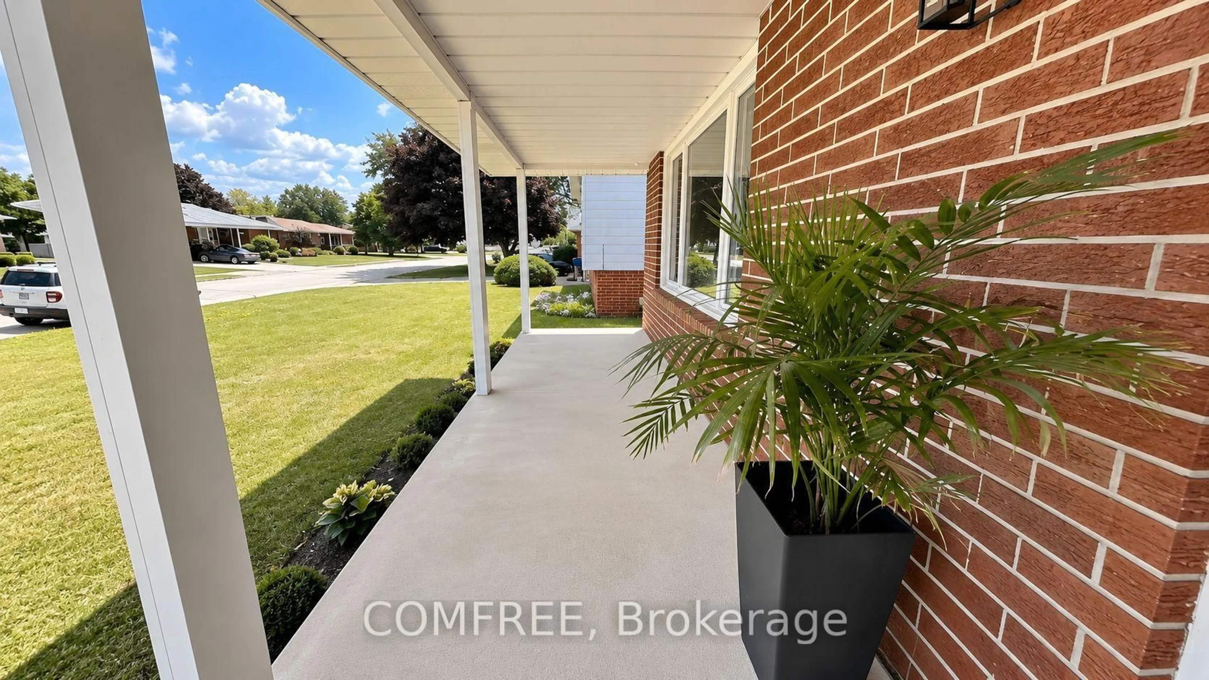 A pic from outside/outdoor area/front of a property/back of a property/a pic from drone, street for 423 Richmond St, Amherstburg Ontario N9V 3G2