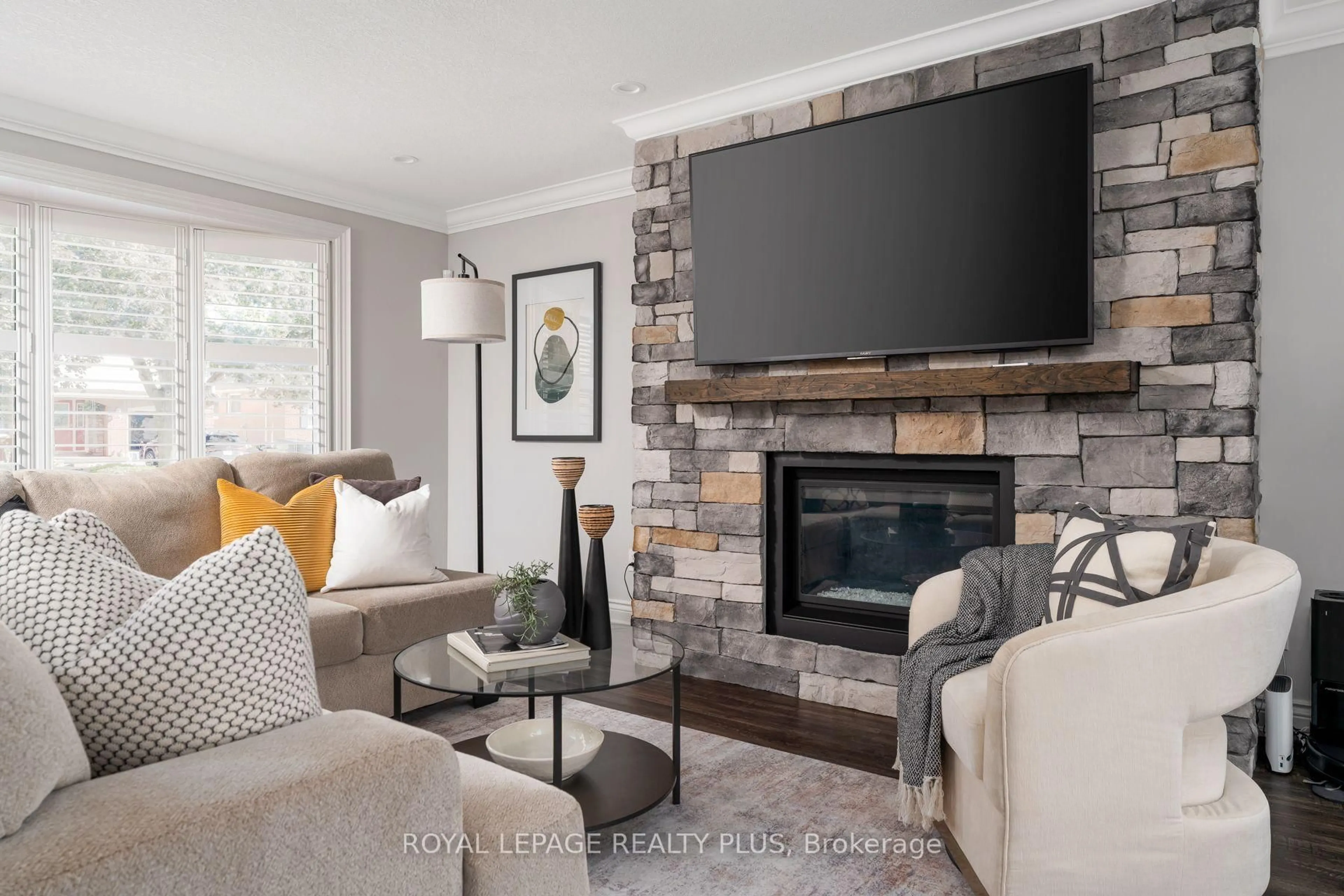 Living room with furniture, unknown for 20 San Marino Cres, Hamilton Ontario L9C 2B7