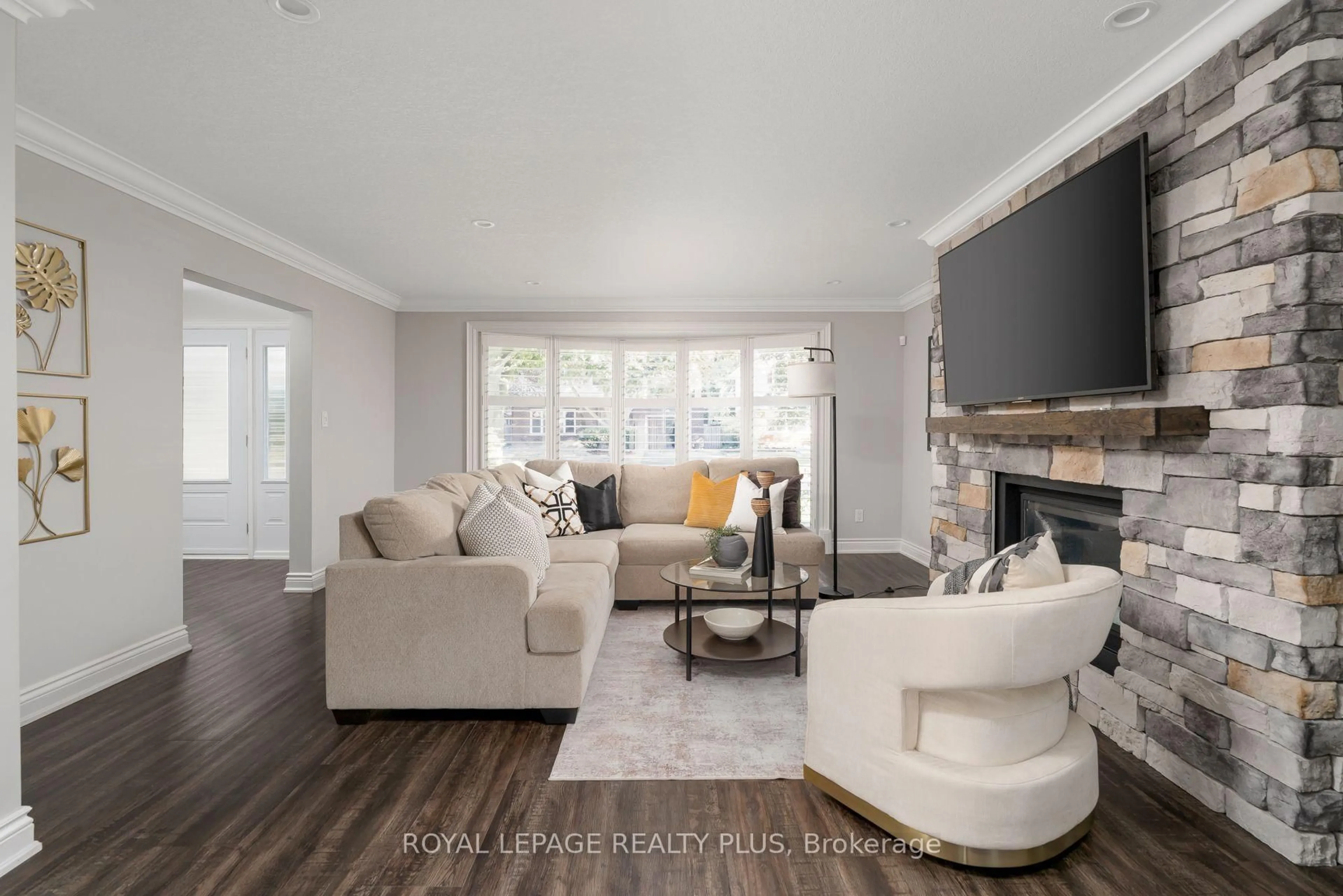 Living room with furniture, wood/laminate floor for 20 San Marino Cres, Hamilton Ontario L9C 2B7