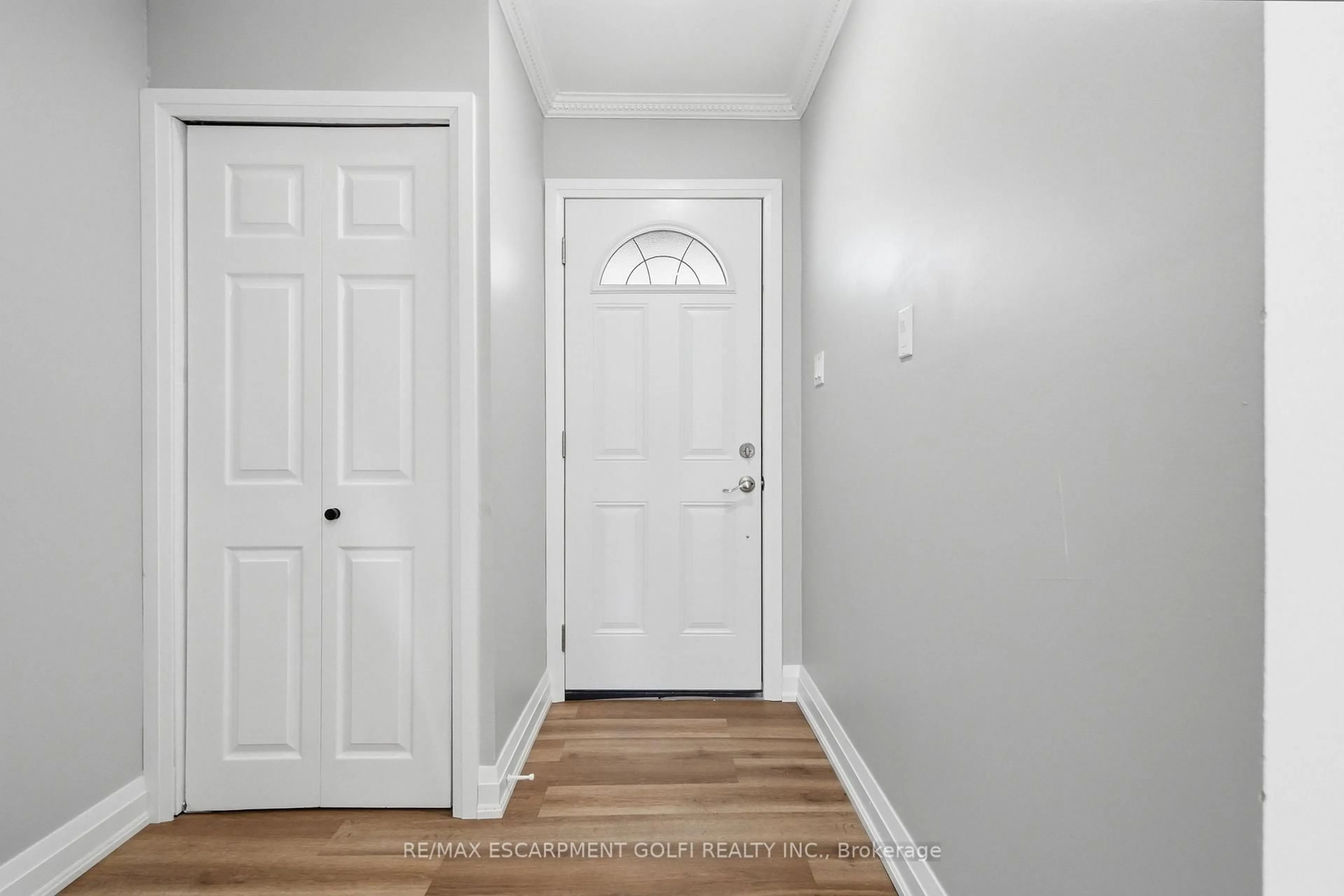 Indoor entryway for 10 Angus Rd #17, Hamilton Ontario L8K 6K3