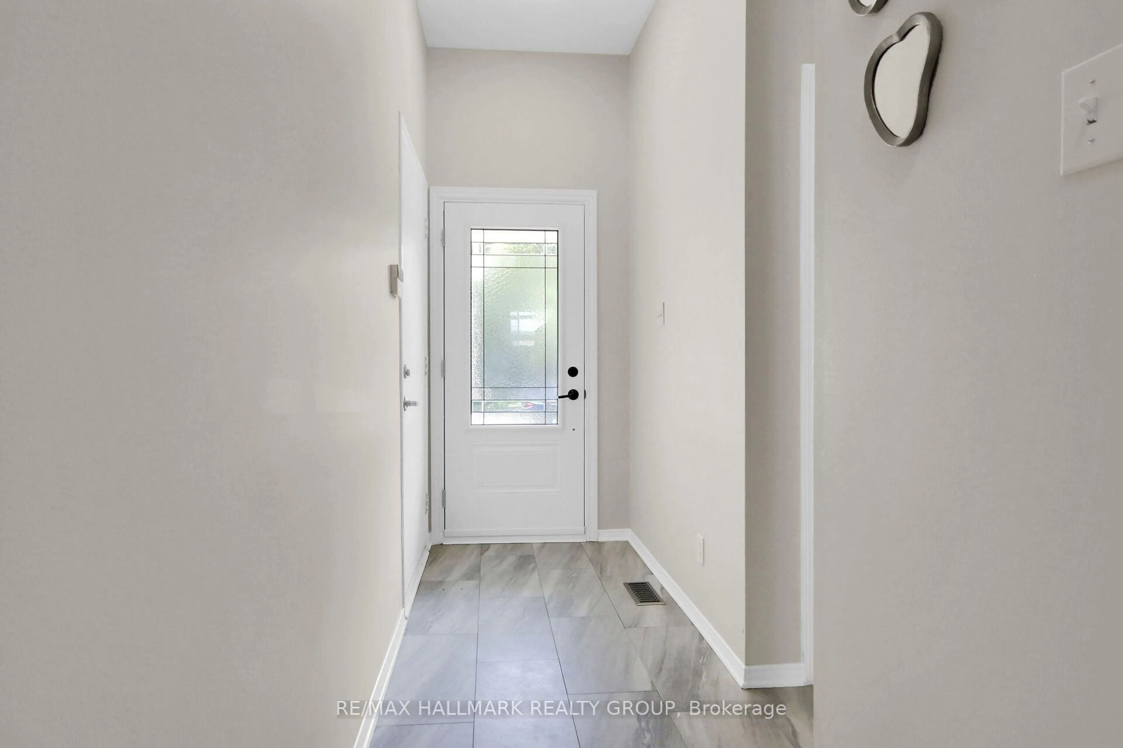 Indoor entryway for 2032 Dorima St, Ottawa Ontario K4A 3J7