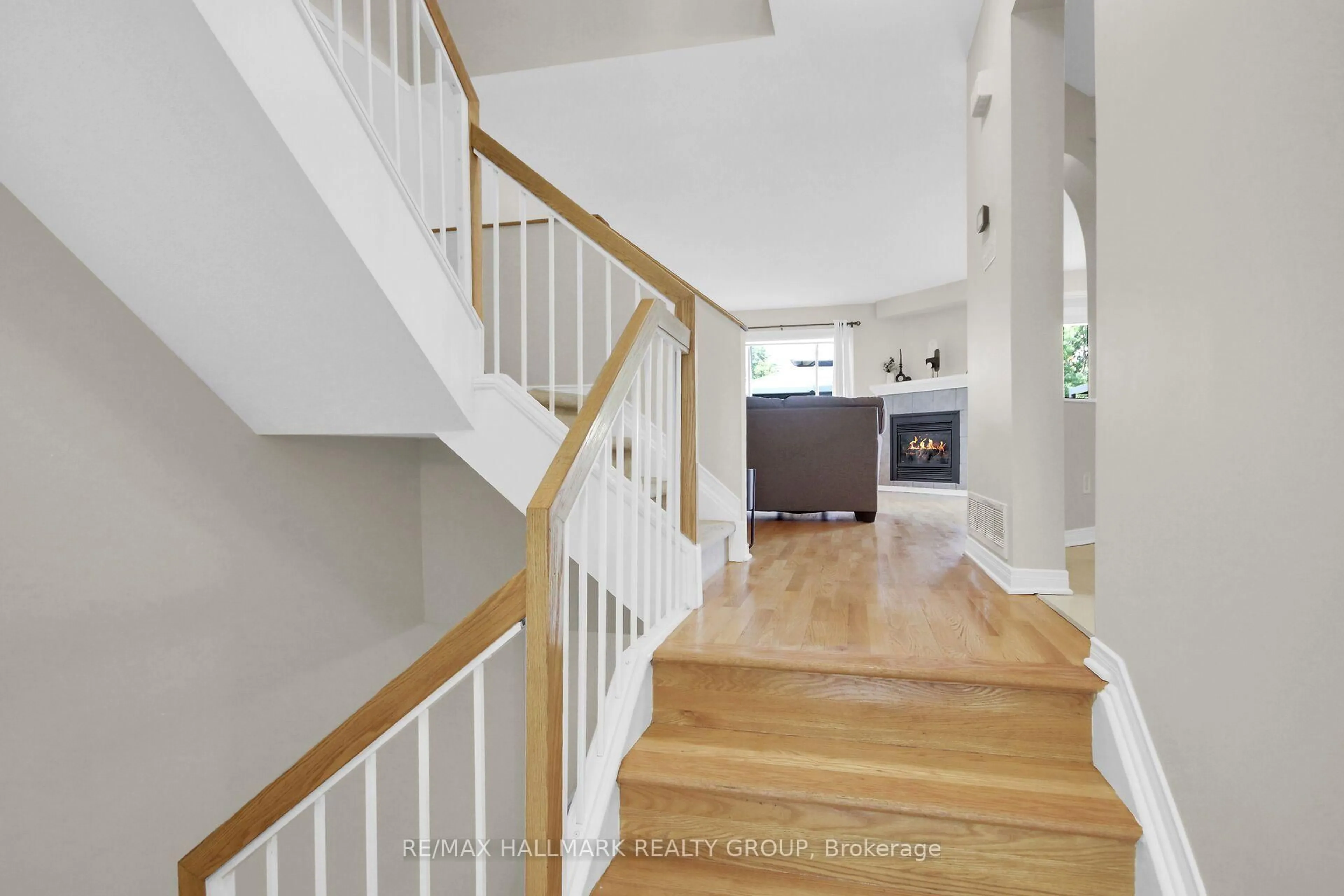 Indoor foyer for 2032 Dorima St, Ottawa Ontario K4A 3J7