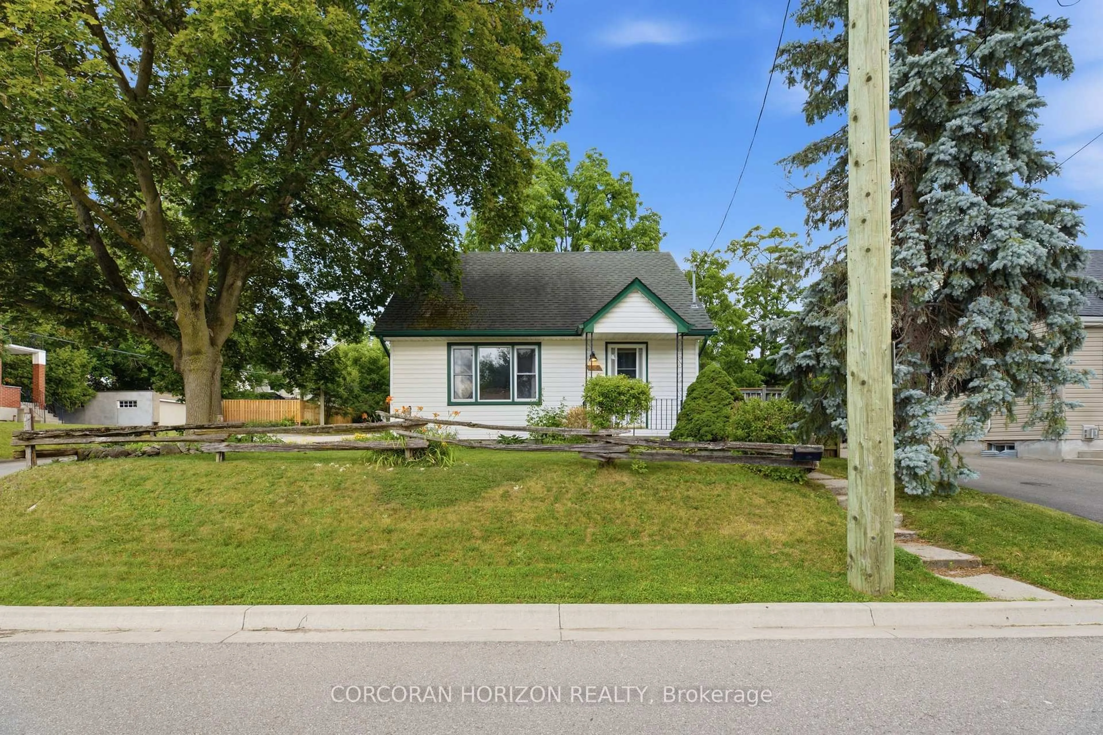 A pic from outside/outdoor area/front of a property/back of a property/a pic from drone, street for 180 Melrose St, Cambridge Ontario N3H 4A4
