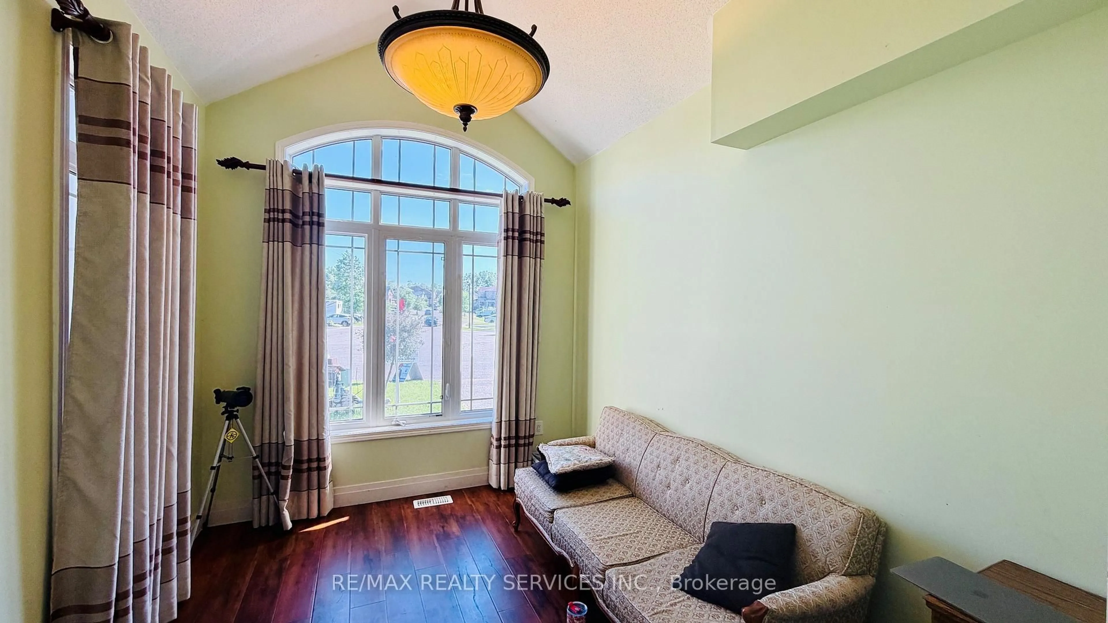 Unknown for 261 Thomas Ave, Brantford Ontario N3S 0E1